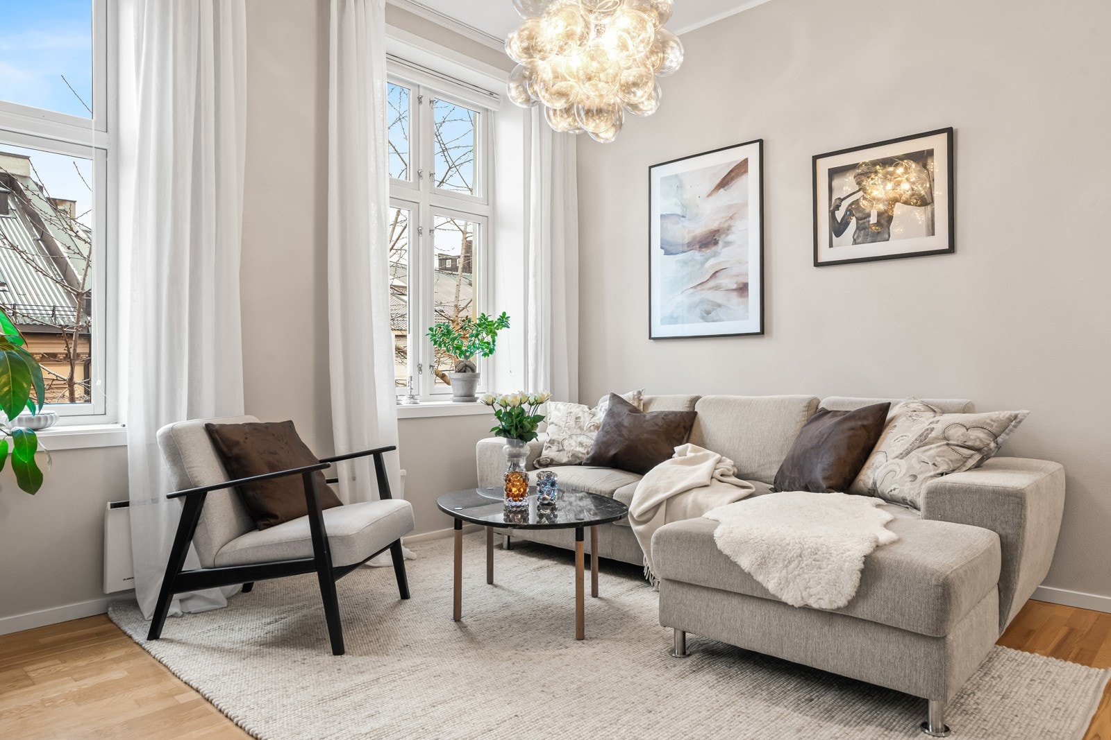 Rommet oppleves luftig og inviterende, med god plass til både hverdagsliv og sosiale sammenkomster. Galleribilde