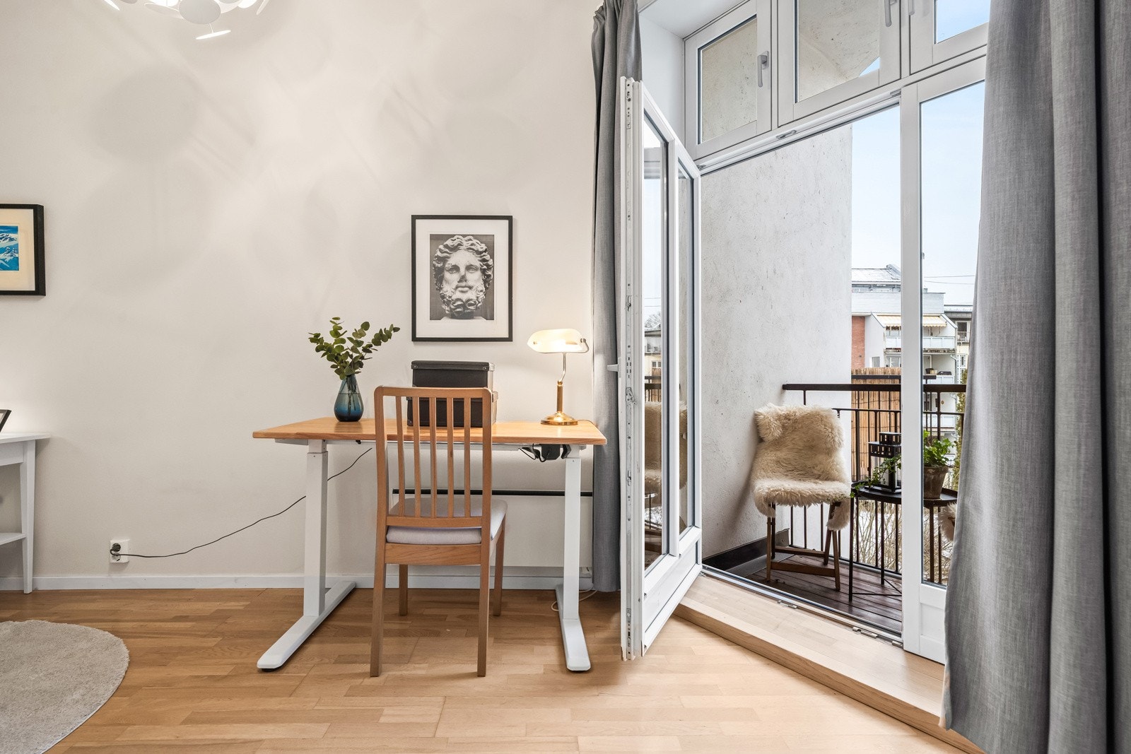 Rommet har utgang til lun balkong på ca. 1,5 kvm med morgen- og formiddagssol. Galleribilde