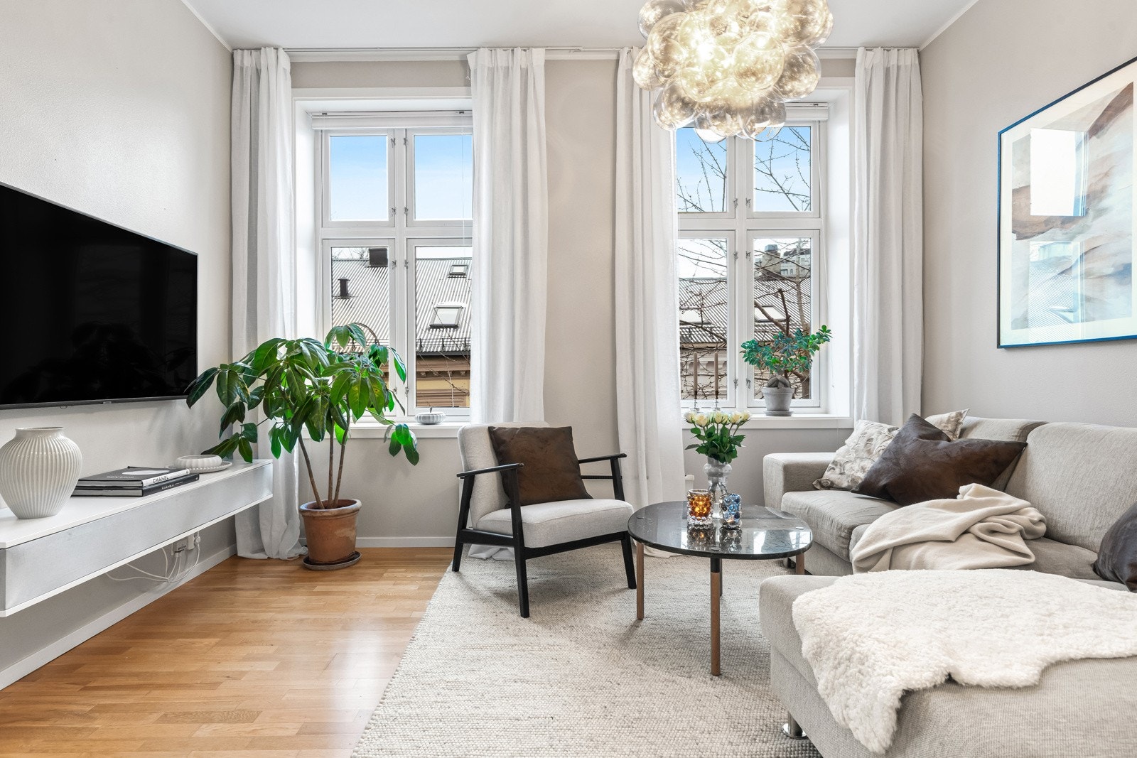 God takhøyde og store vindusflater som gir rikelig med naturlig lys. Galleribilde