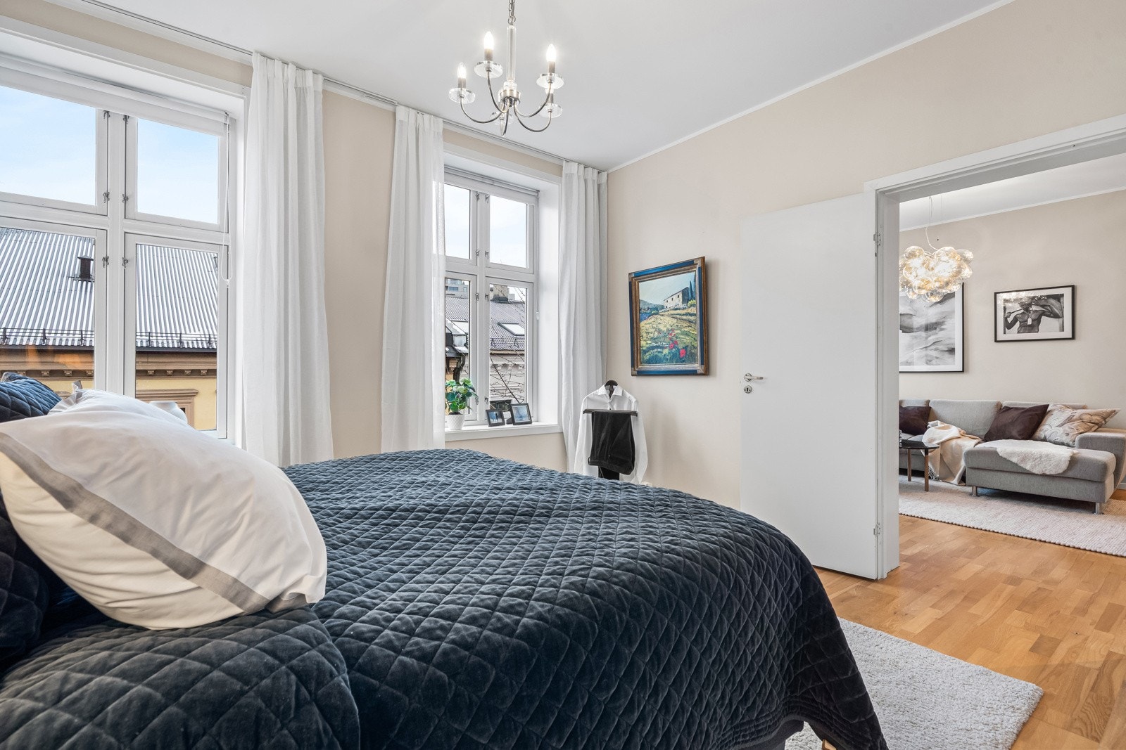 Store vindusflater sikrer godt med lysinnslipp. Galleribilde