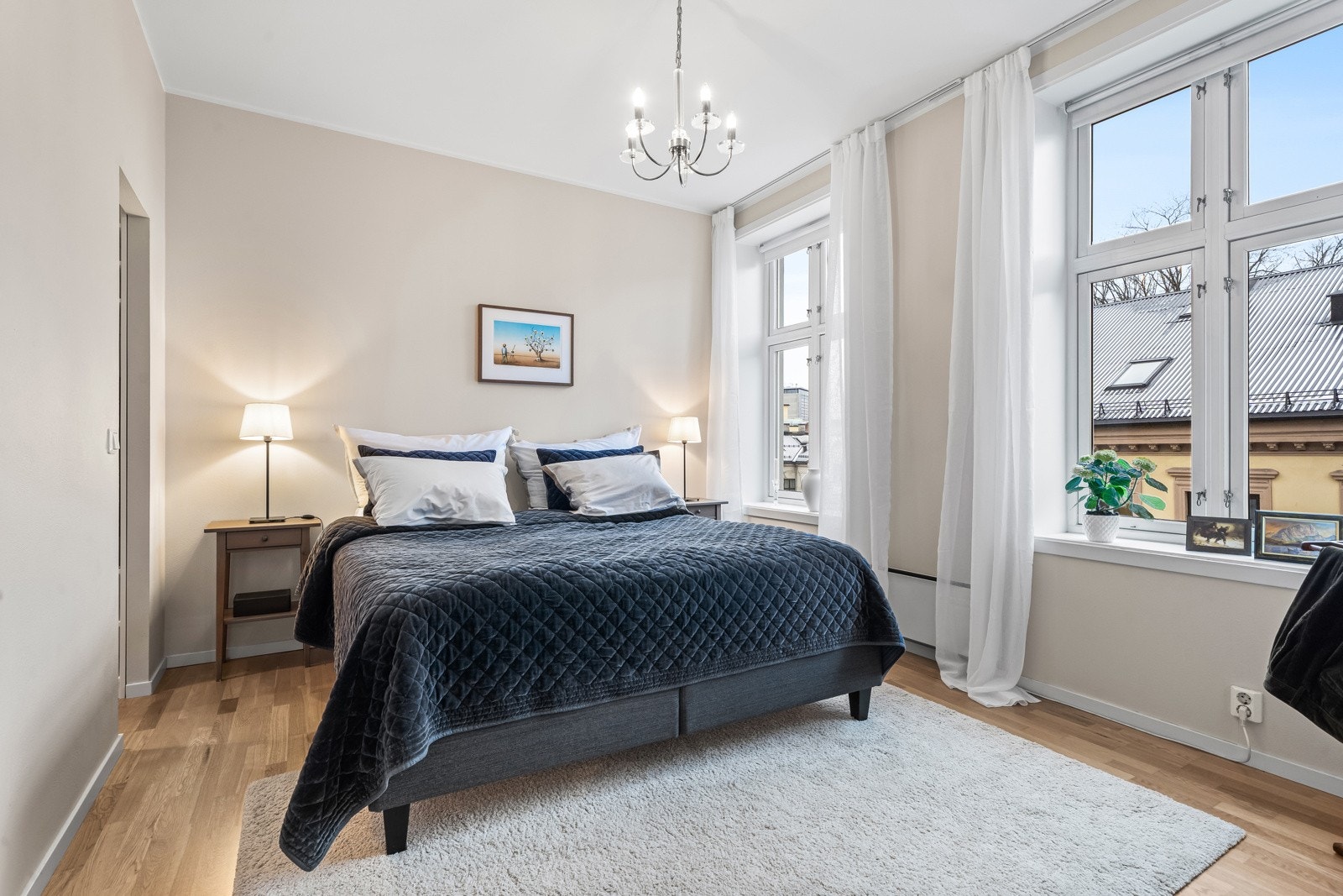 Hovedsoverommet er romslig og har walk-in closet, som gir gode oppbevaringsløsninger og en ryddig romfølelse Galleribilde