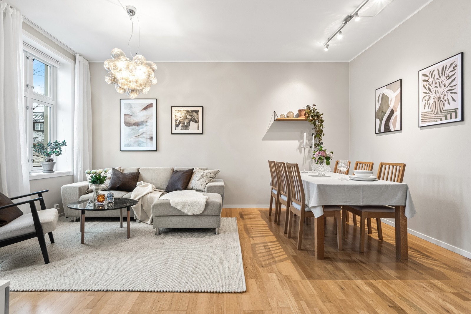 Den åpne planløsningen gir gode møbleringsmuligheter og en naturlig inndeling mellom spise- og oppholdsdel. Galleribilde