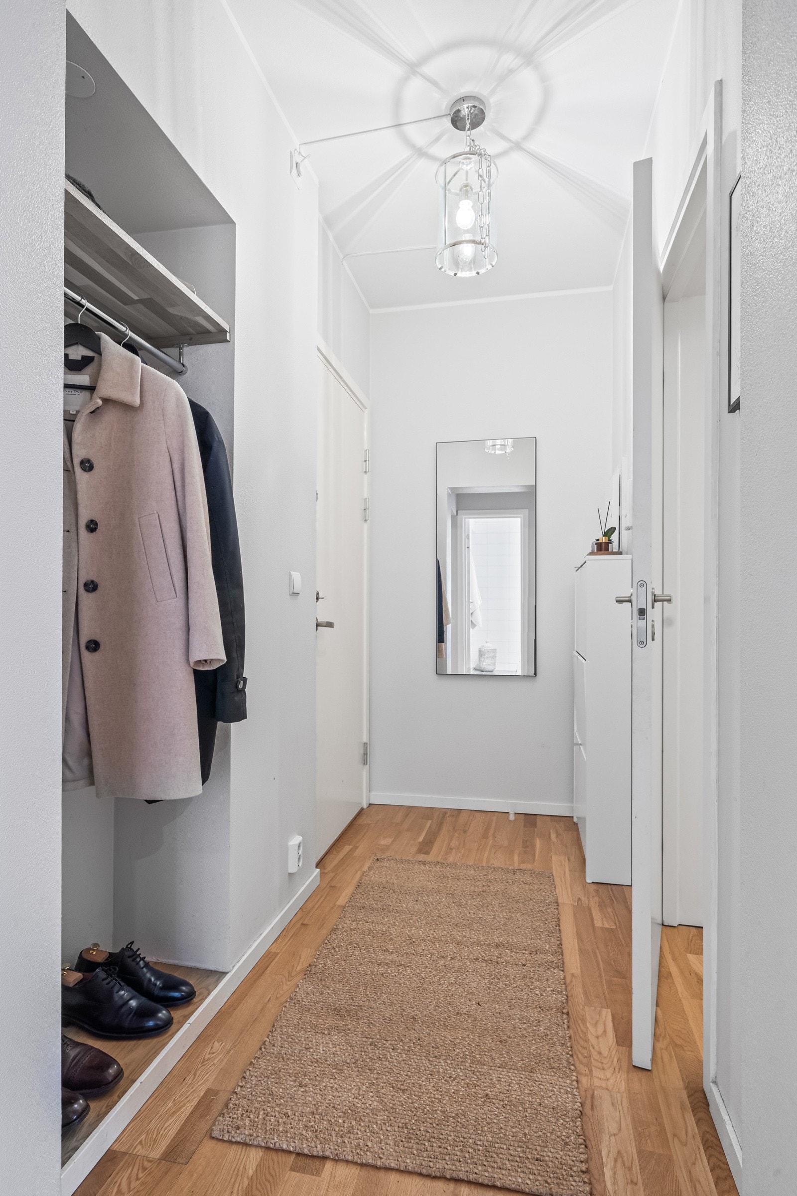 Romslig og innbydende entré med god plass til oppheng av yttertøy og plassering av sko. Galleribilde