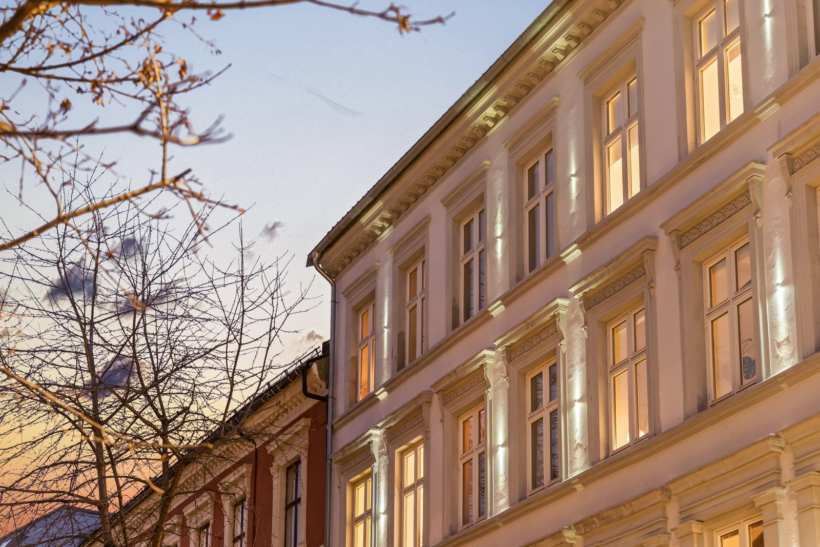 Klassisk, vakker gård fra 1898. Legg merke til belysningen. Galleribilde