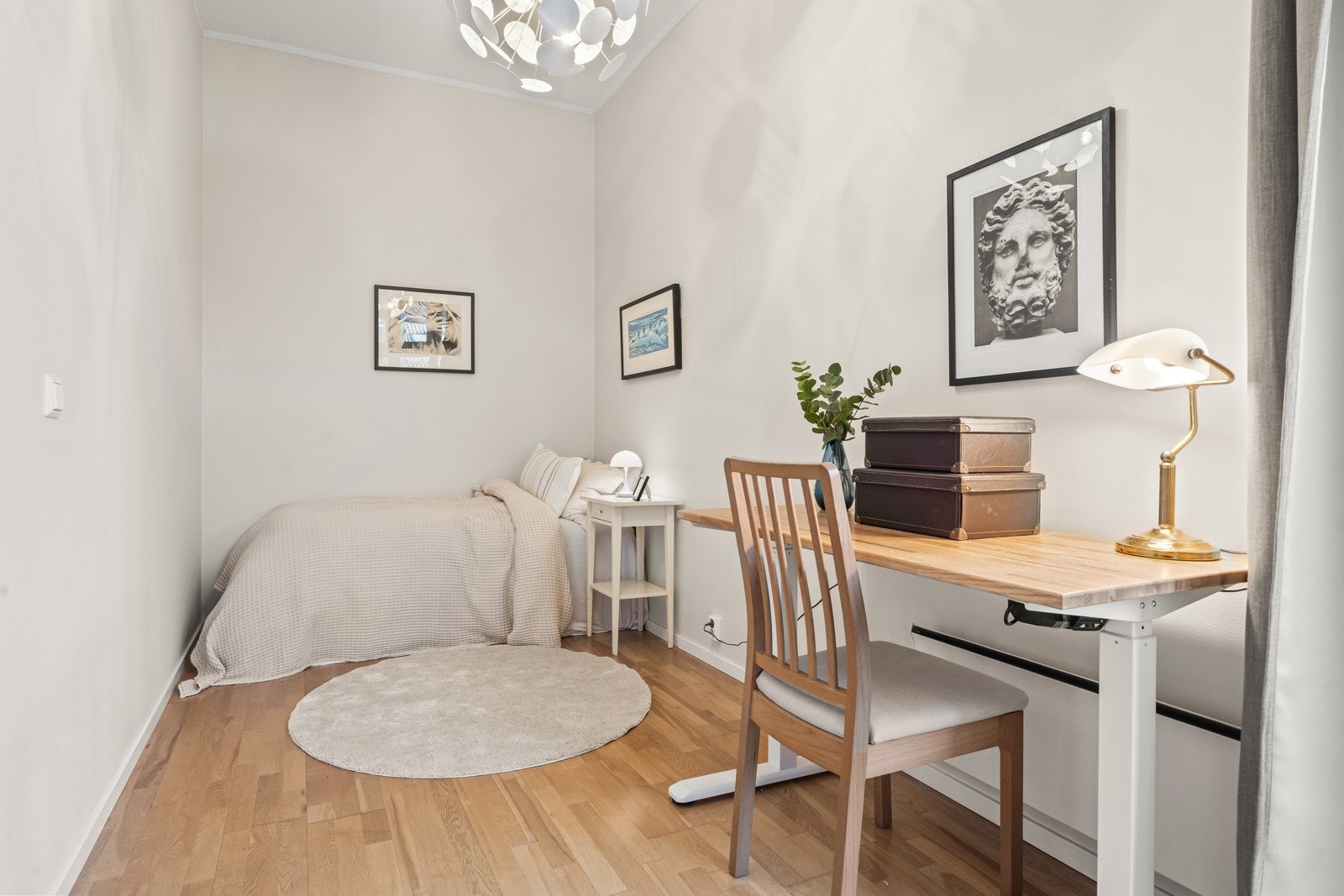 Soverom 2 er et fleksibelt rom med flere bruksmuligheter, og egner seg godt som barnerom, gjesterom, kontor eller kombinasjonsrom. Galleribilde