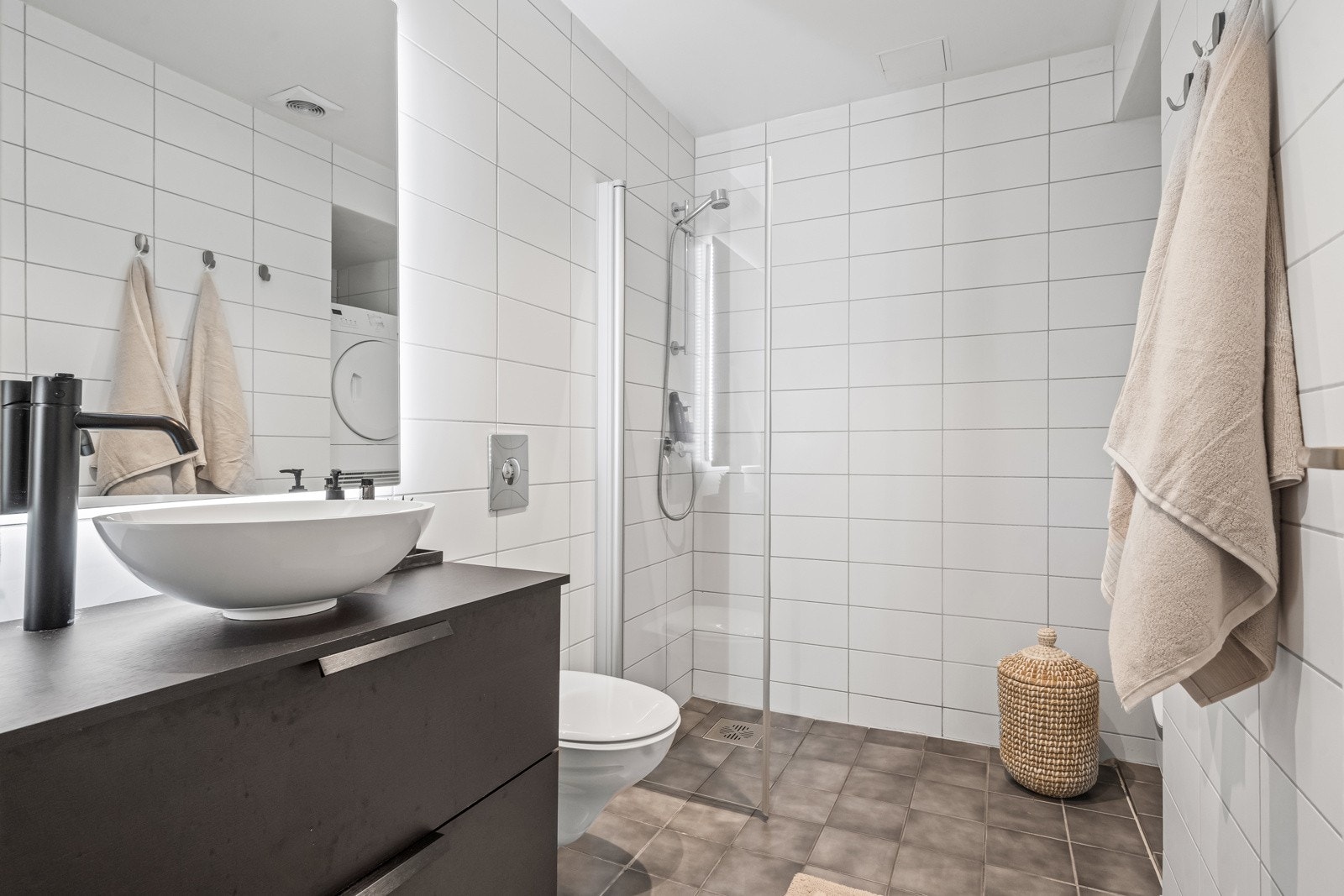 Tidløst flislagt baderom fra 2007 med elektriske varmekabler. Galleribilde