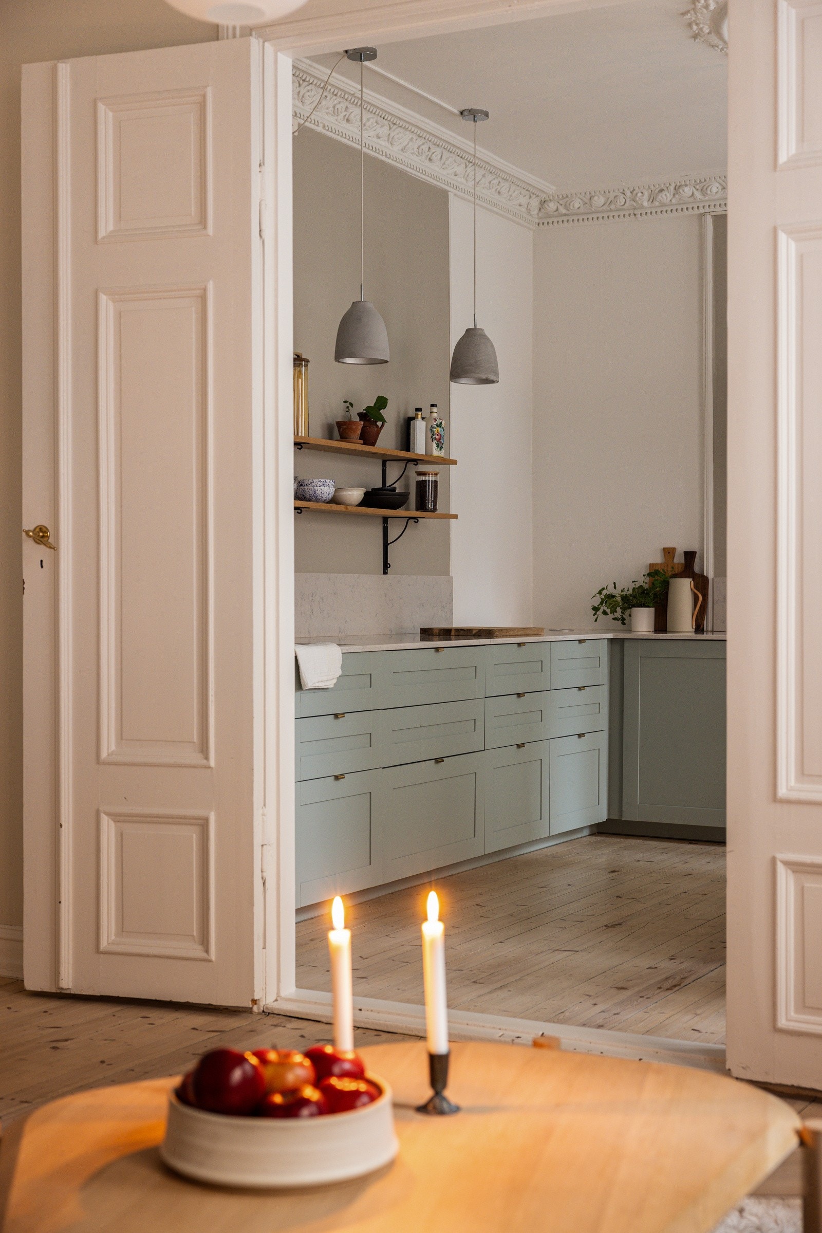 Vakre doble dører mellom stuen og kjøkkenet. Galleribilde