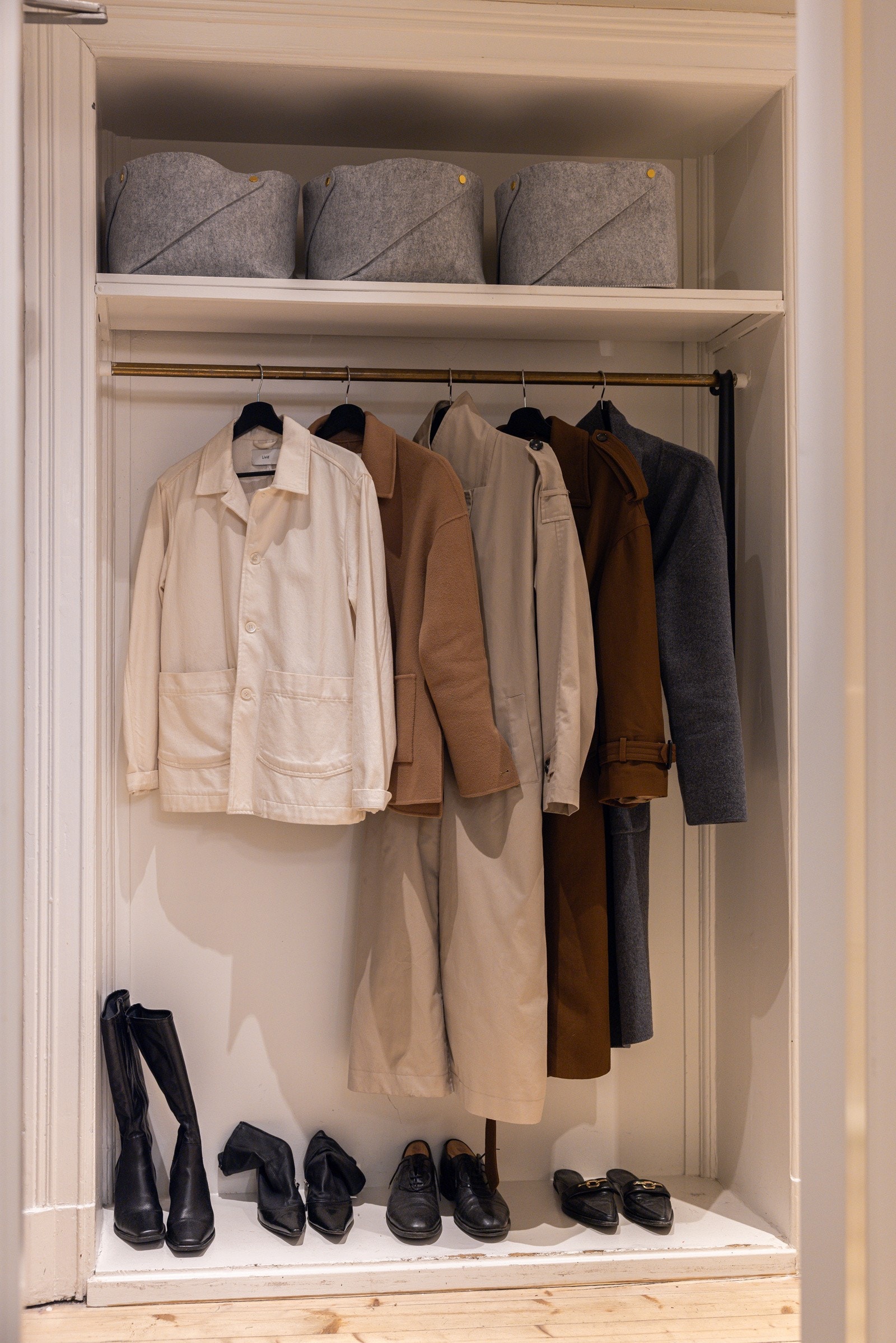 Nisjen i entreen gir smart lagringsplass for sko og yttertøy. Galleribilde