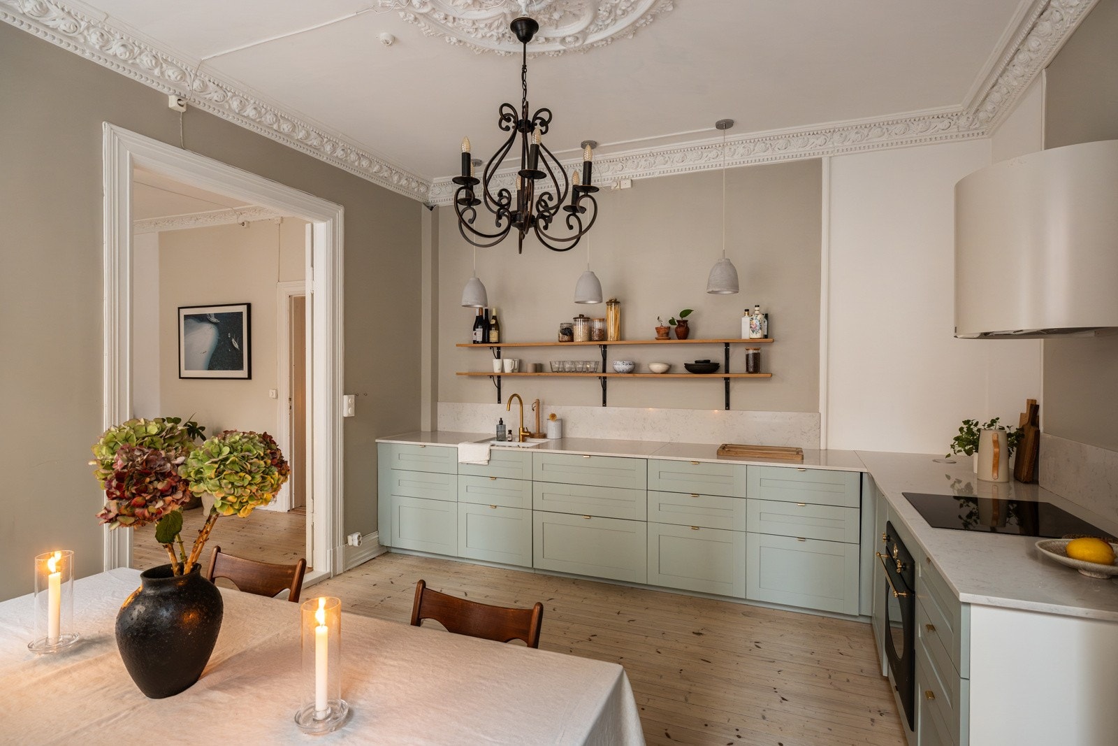 Kjøkkenet har svært godt med benk- og skapplass. Galleribilde