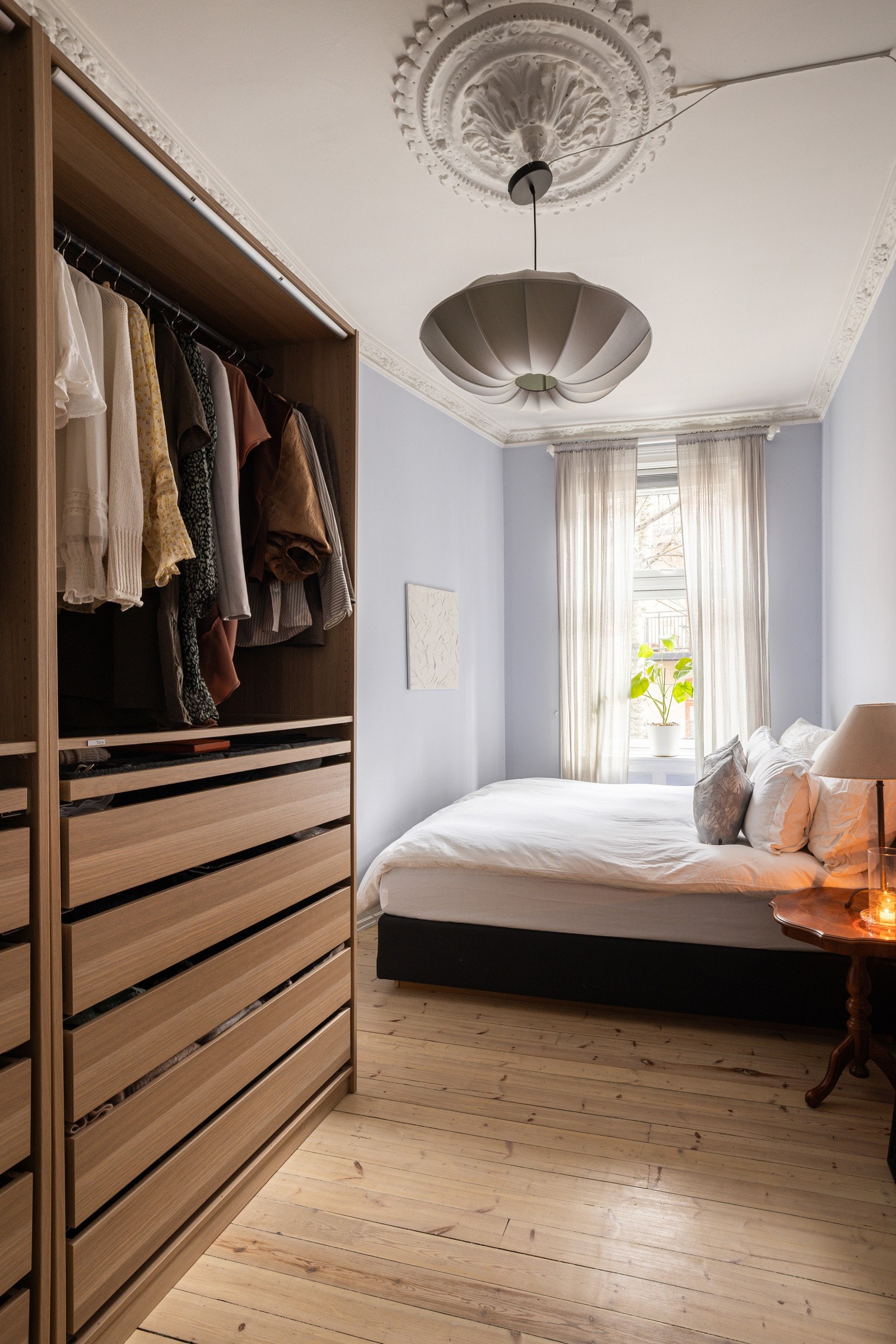 Leilighetens hovedsoverom er romslig med god plass til stor garderobe og dobbeltseng. Galleribilde