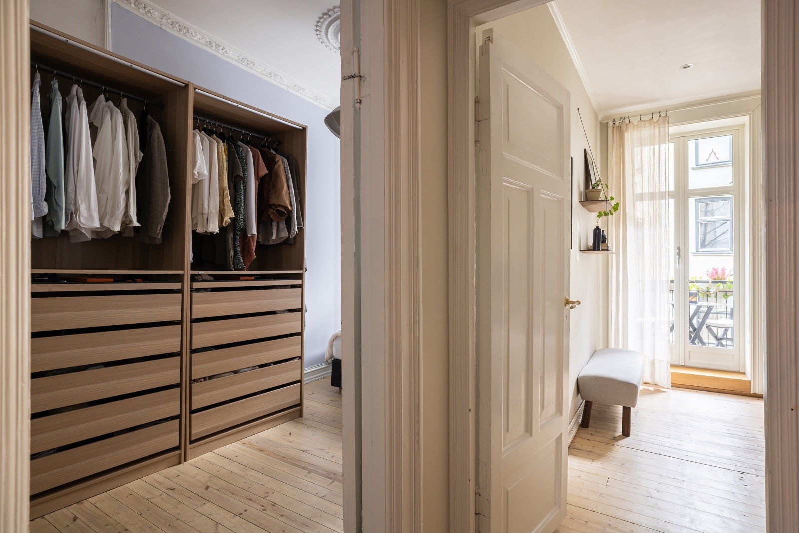 Vegg-i-vegg med hovedsoverommet ligger det andre soverommet. Galleribilde