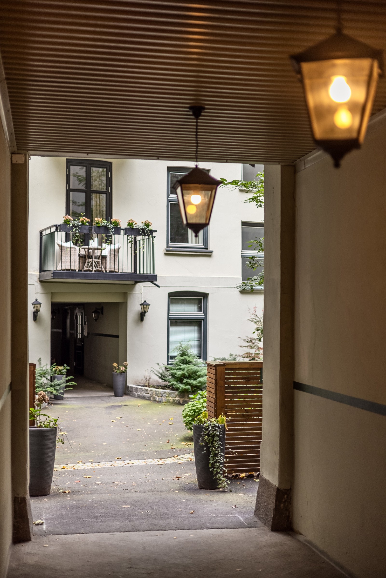 Hyggelig portrom med flott ny dør og dørcalling fra gaten. Galleribilde