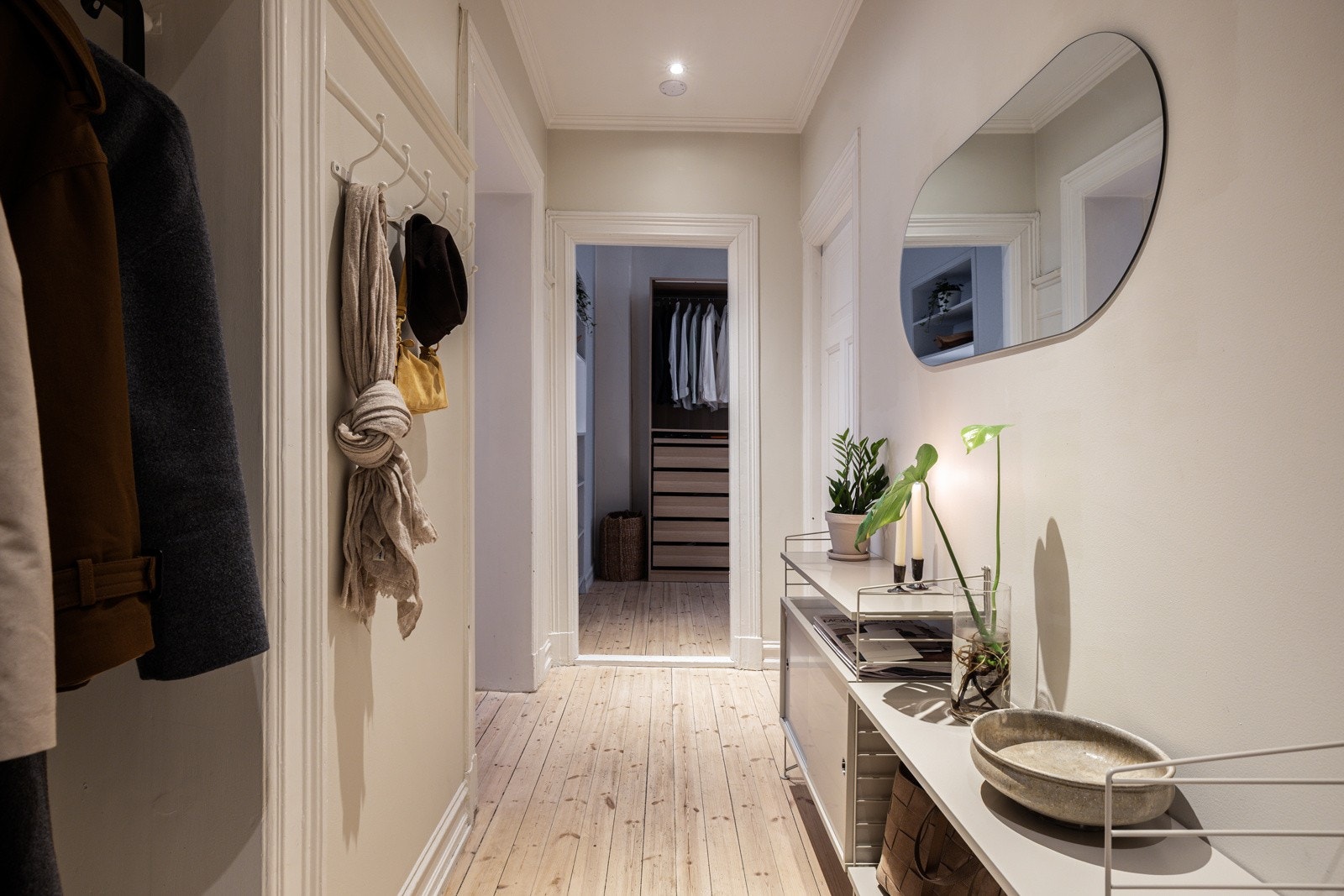 Tiltalende entre som gir et godt førsteinntrykk av boligen. Galleribilde
