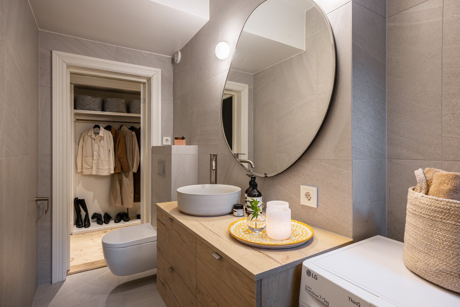 Moderne innredning og tidløst fargevalg går igjen på badet. Galleribilde