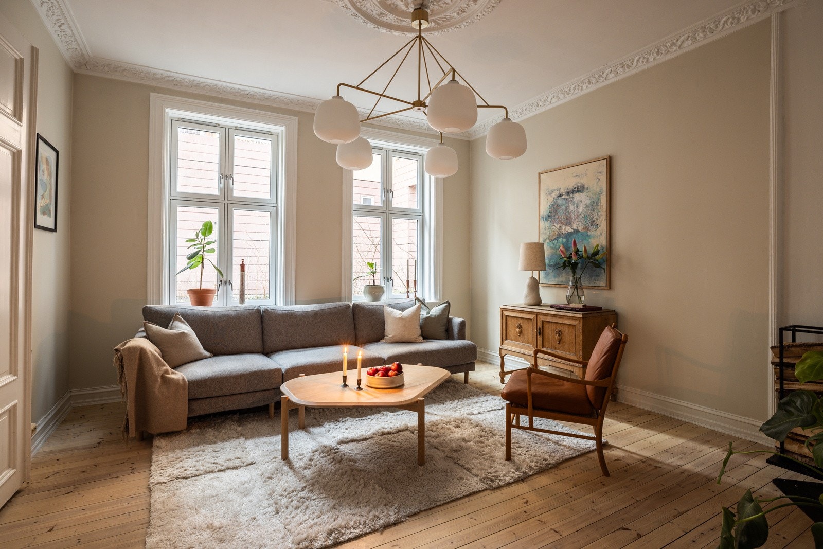 Lun og hyggelig stue med en størrelse som åpner opp for ulike bruks- og møbleringsmuligheter. Galleribilde