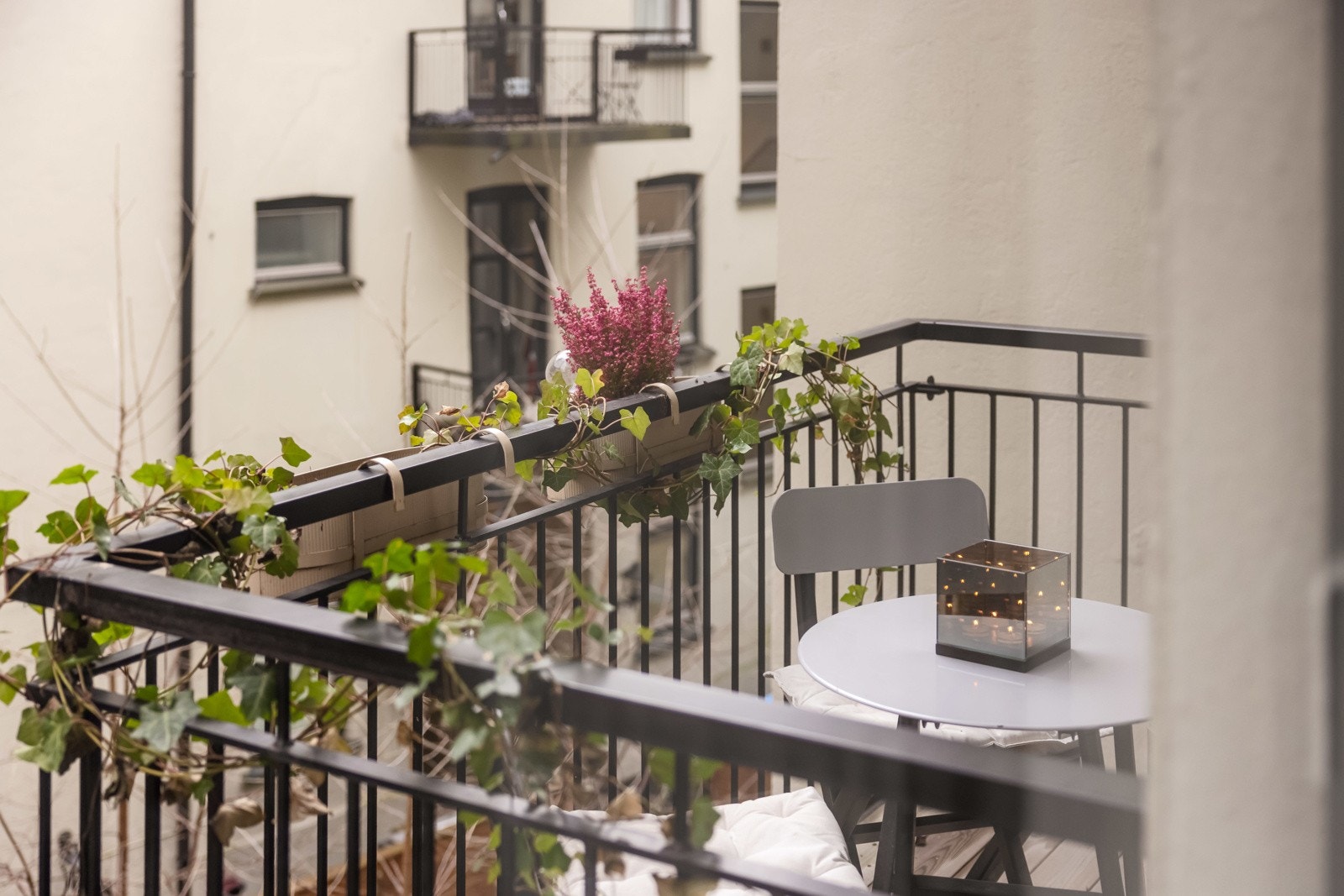 Balkongen vender mot syd og rolig gårdsrom. Om sommeren har man solen fra ca. kl. 09.00-14.00. Galleribilde