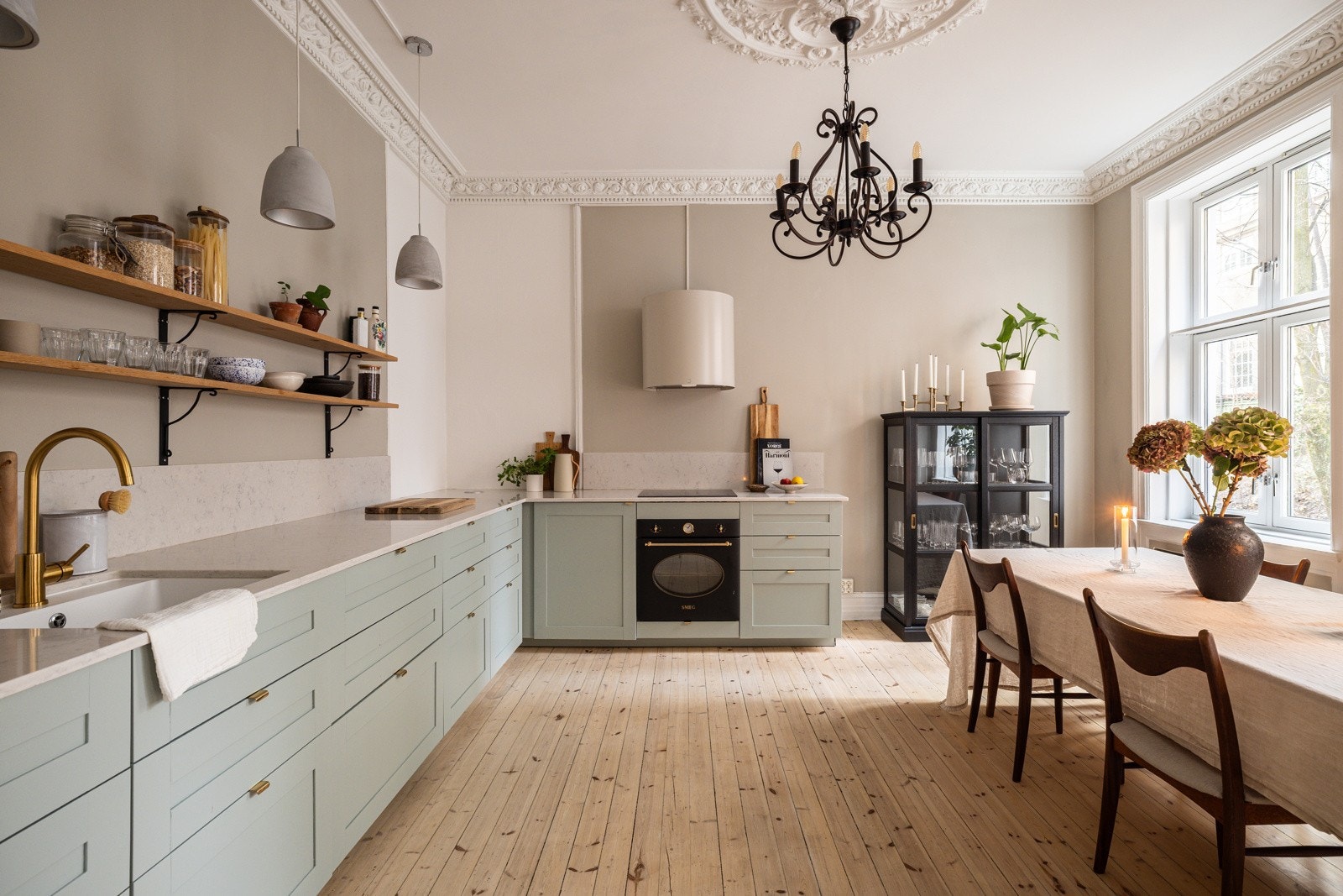 Veldig hyggelig kjøkken med en flott innrending som passer leiligheten perfekt. Galleribilde