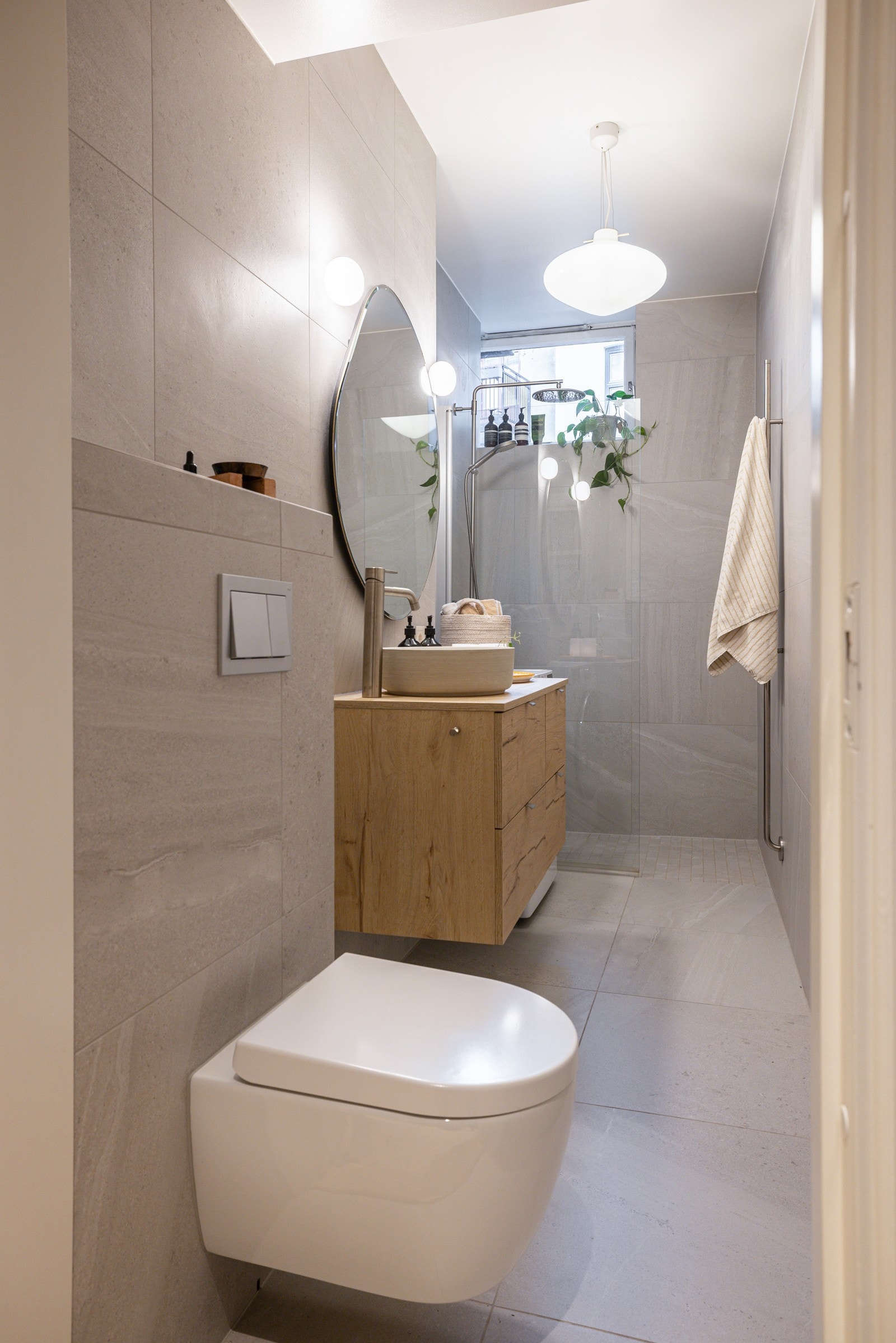 Badet har varmekabler på gulvet, avtrekk i himling, opplegg for vaskemaskin/tørketrommel, håndklestativ med varme og en stor dusjnisje med vindu for lysinslip og ekstra ventilasjon. Galleribilde