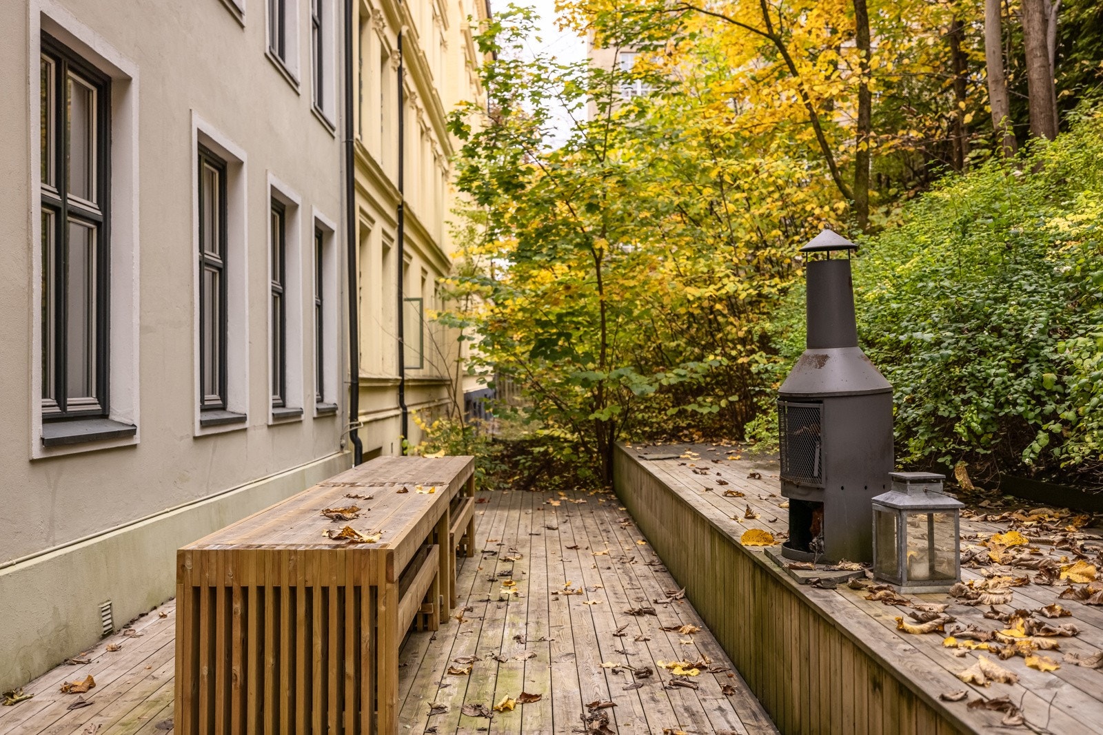 Felles uteplatting med grill til glede for gårdens beboere. Galleribilde