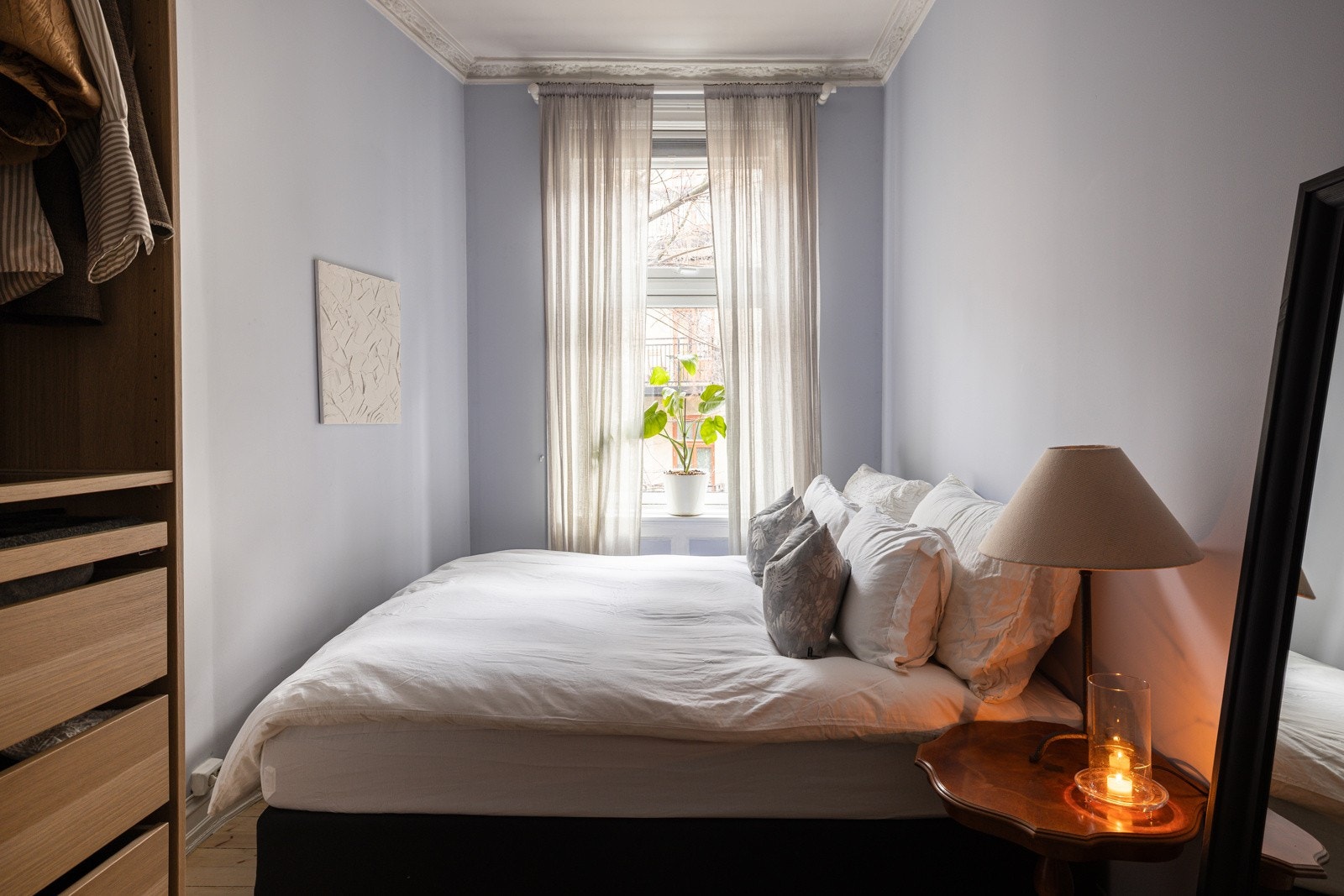 Begge soverommene i denne boligen vender inn mot rolig gårdsrom. Galleribilde