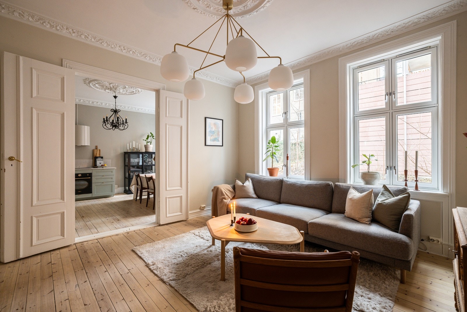 Dette er en flott, klassisk 3-roms med rolig beliggenhet i indre gård, fullstendig skjermet for trafikk. Galleribilde