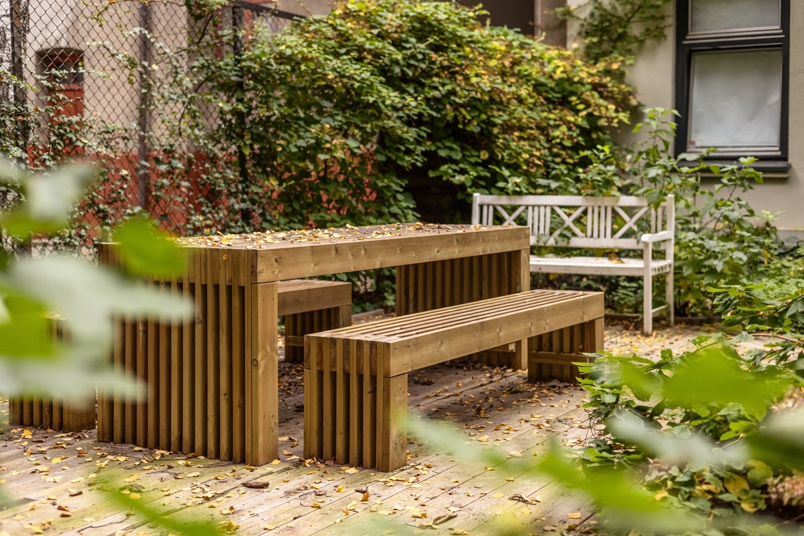 Det finnes en hyggeliog bakgård på begge sider av boligen. Galleribilde