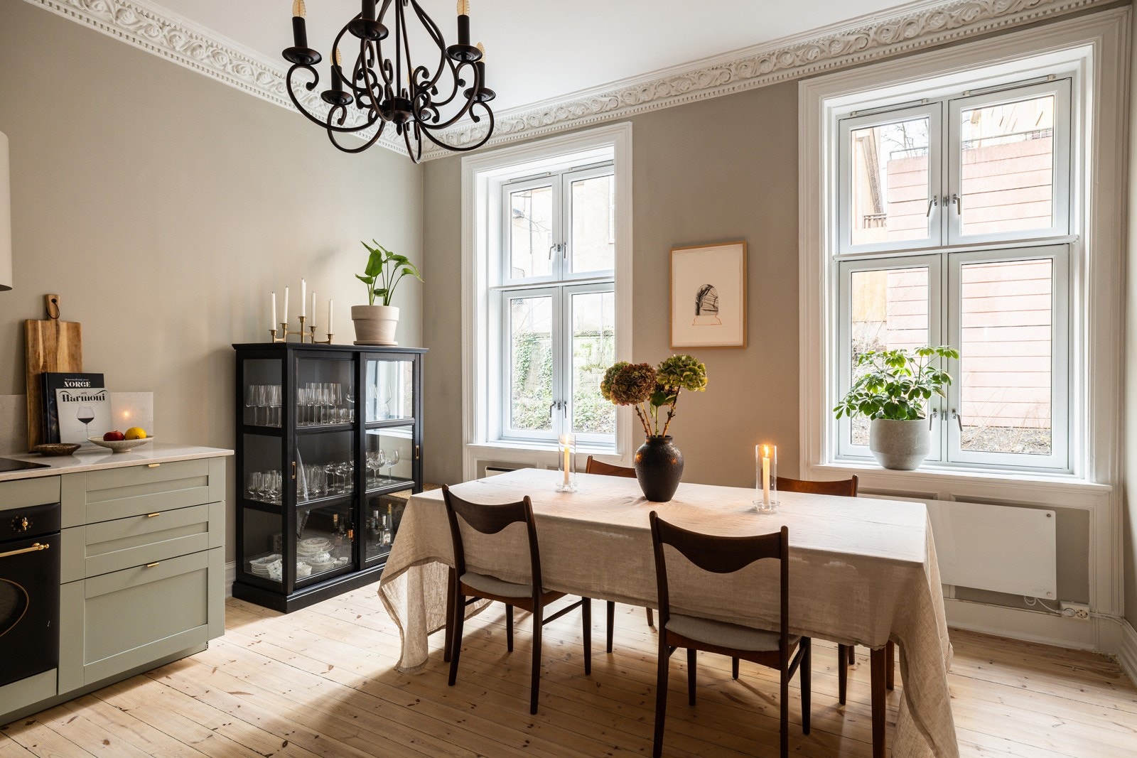 Det er fint med plass til stort spisebord på kjøkkenet. Galleribilde