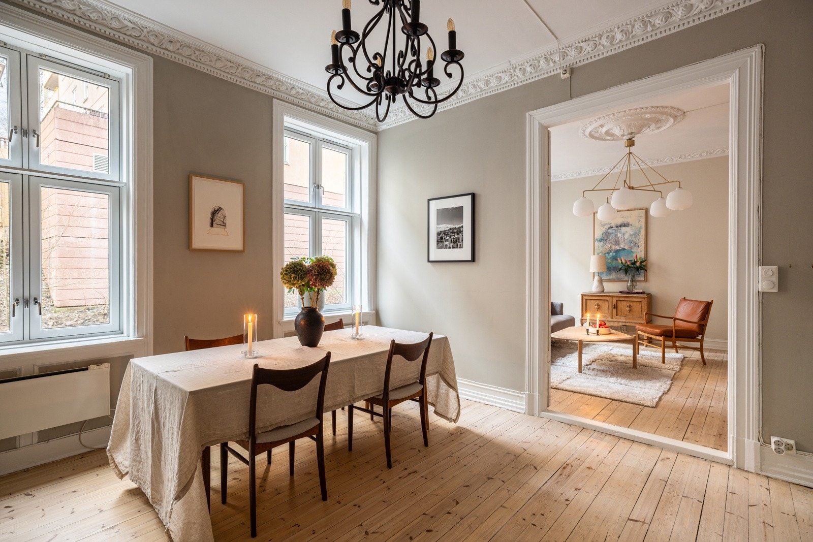 Om ønskelig er det anledning til å åpne ytterligere mellom stue og kjøkken. Flere naboer i oppgangen har gjort dette. Galleribilde