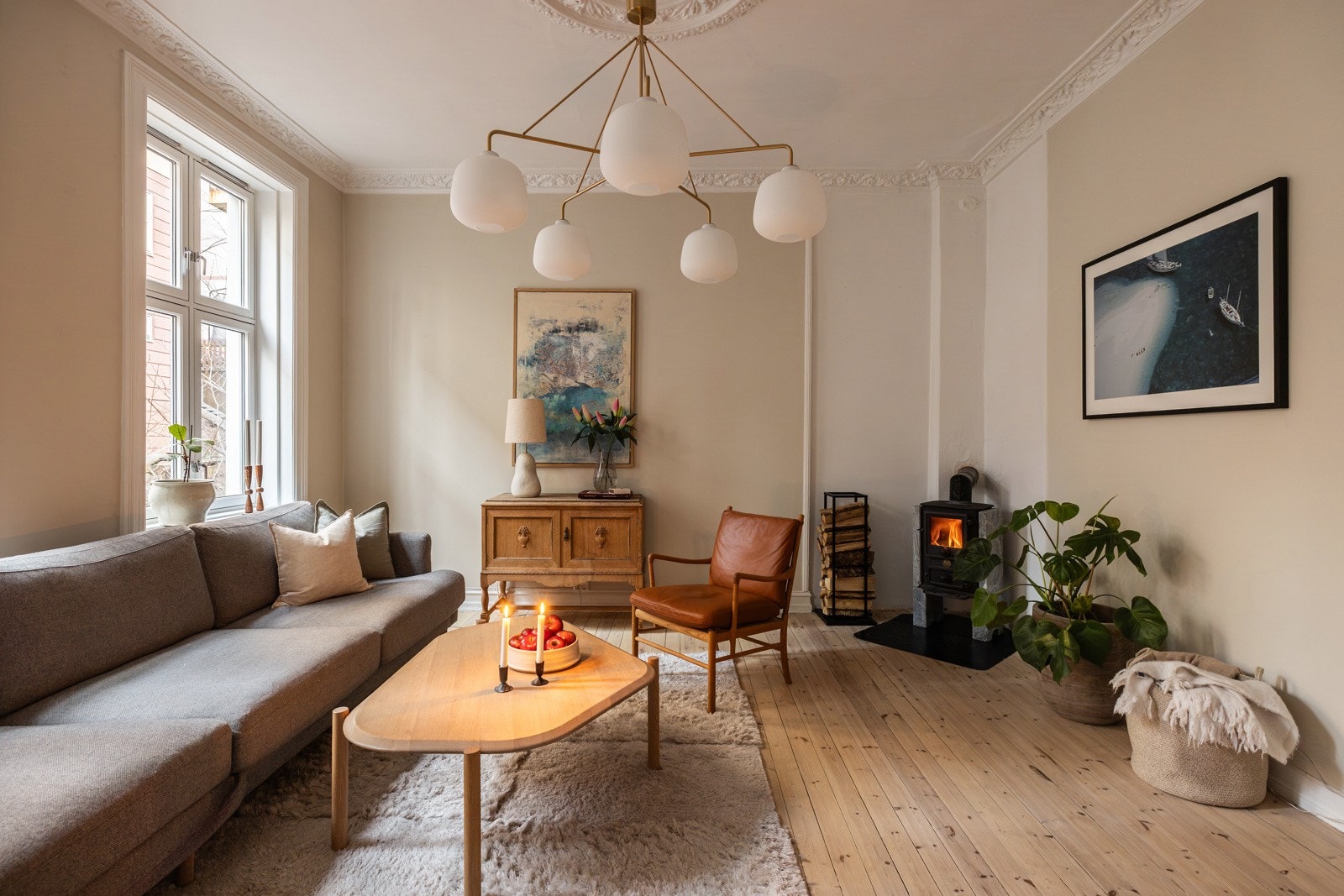 I stuen sørger den dekorative vedovnen i hjørnet for at det er ekstra varmt og koselig nå på kalde vinterdager. Galleribilde