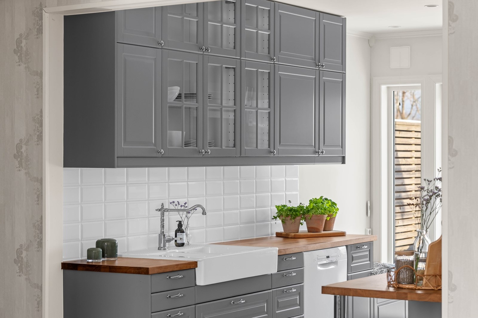 Stekeovnen ble skiftet i 2025 og koketoppen er fra 2023 samt oppvaskmaskin fra 2021. Galleribilde