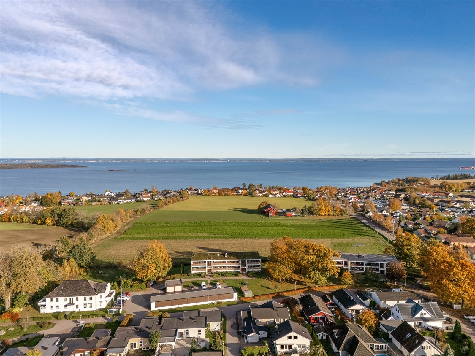 Dagligvarehandelen kan gjøres ved bl.a. Meny og søndagsåpne Joker. Ønsker du ytterligere servicetilbud har Paletten kjøpesenter i Åsgårdstrand flere butikker og fasiliteter som bla. klesbutikk, blomsterbutikk, apotek og Vinmonopol. Galleribilde