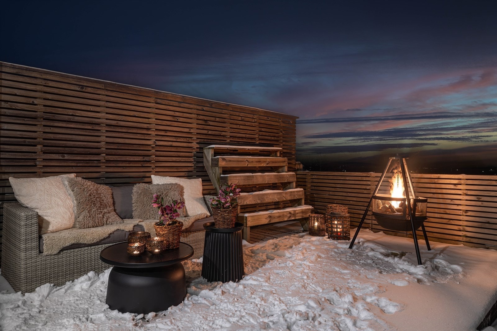 Stor og skjermet uteplass som måler ca. 50 kvm. Levegger mot nabo skjermer for innsyn. Galleribilde