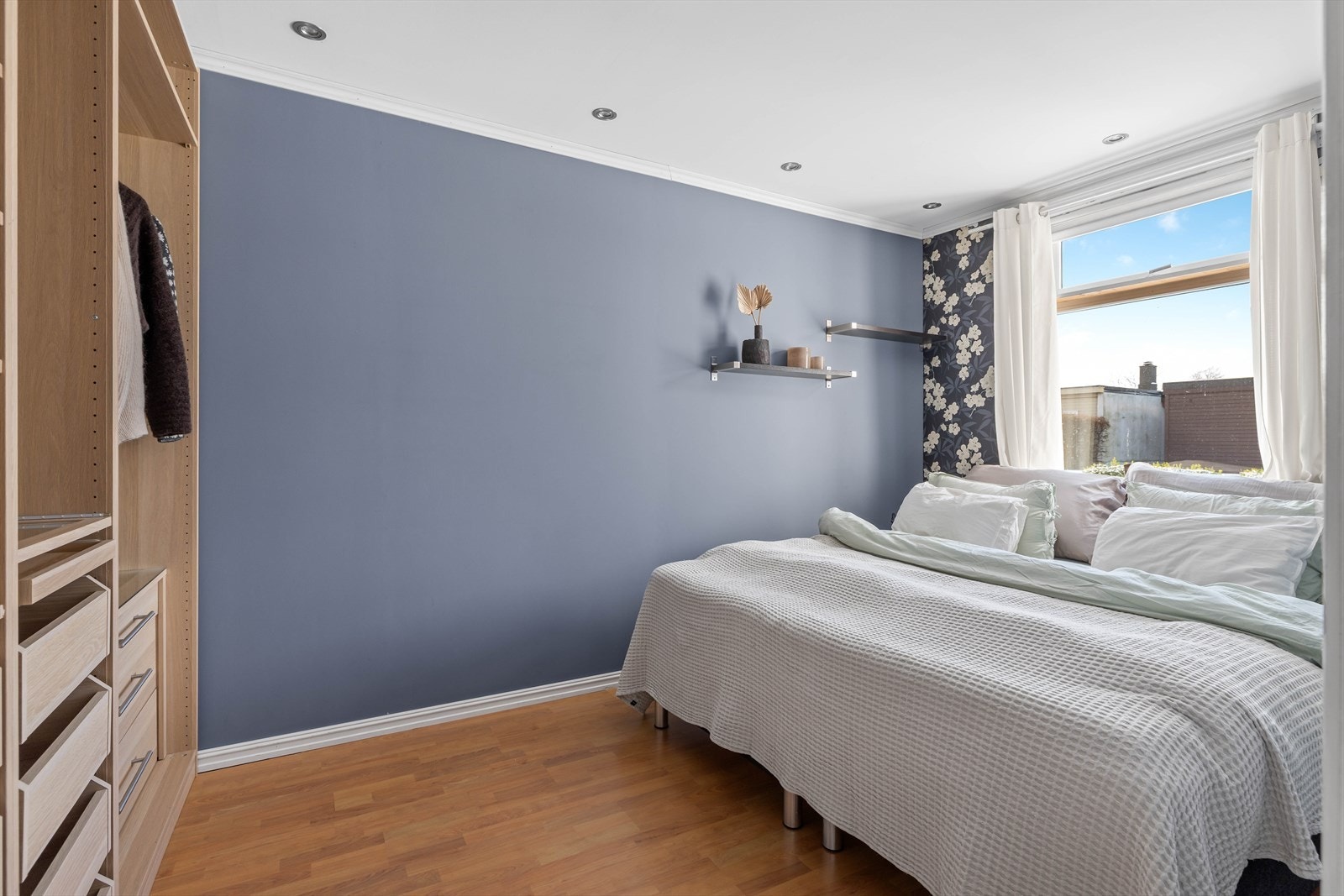 Videre byr leiligheten på to fine soverom, hvorav det største soverommet har en romslig skyvedørsgarderobe som medfølger. Galleribilde