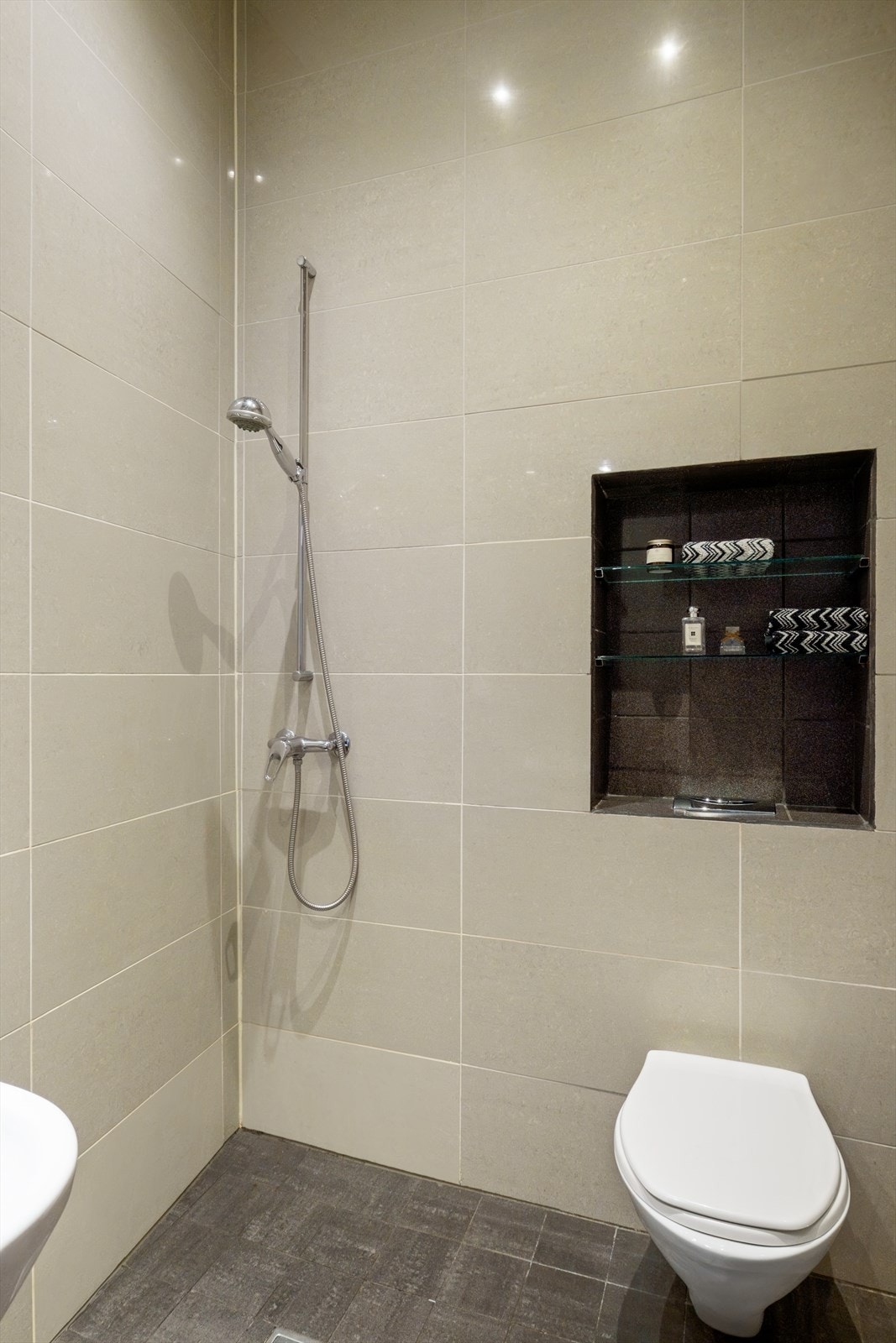 Flislagt baderom med varme i gulvet. Galleribilde