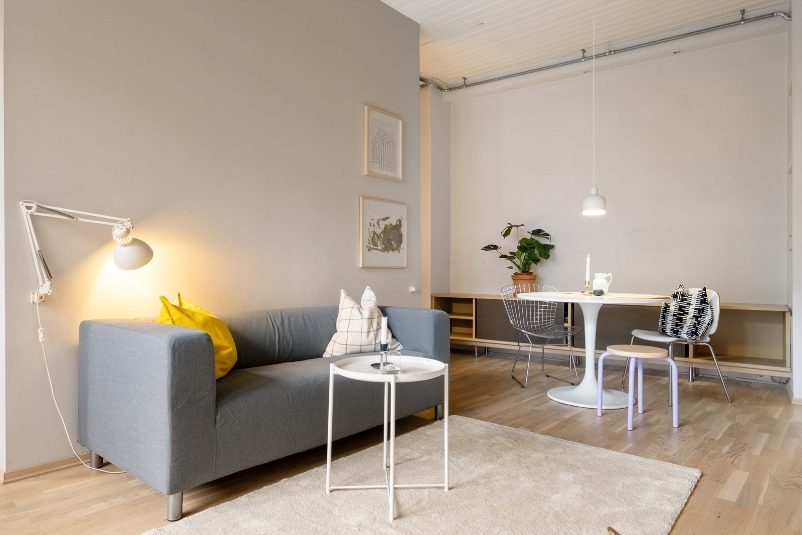 Plass til sofaseksjon med tilhørende møblement. Galleribilde