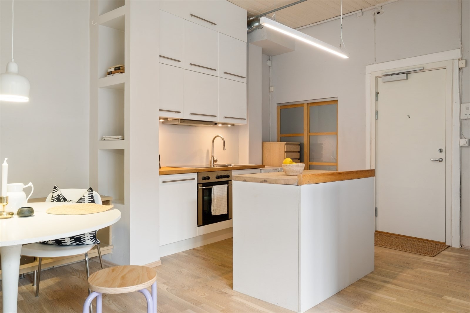 Kjøkken med åpen løsning mot stuen. Galleribilde