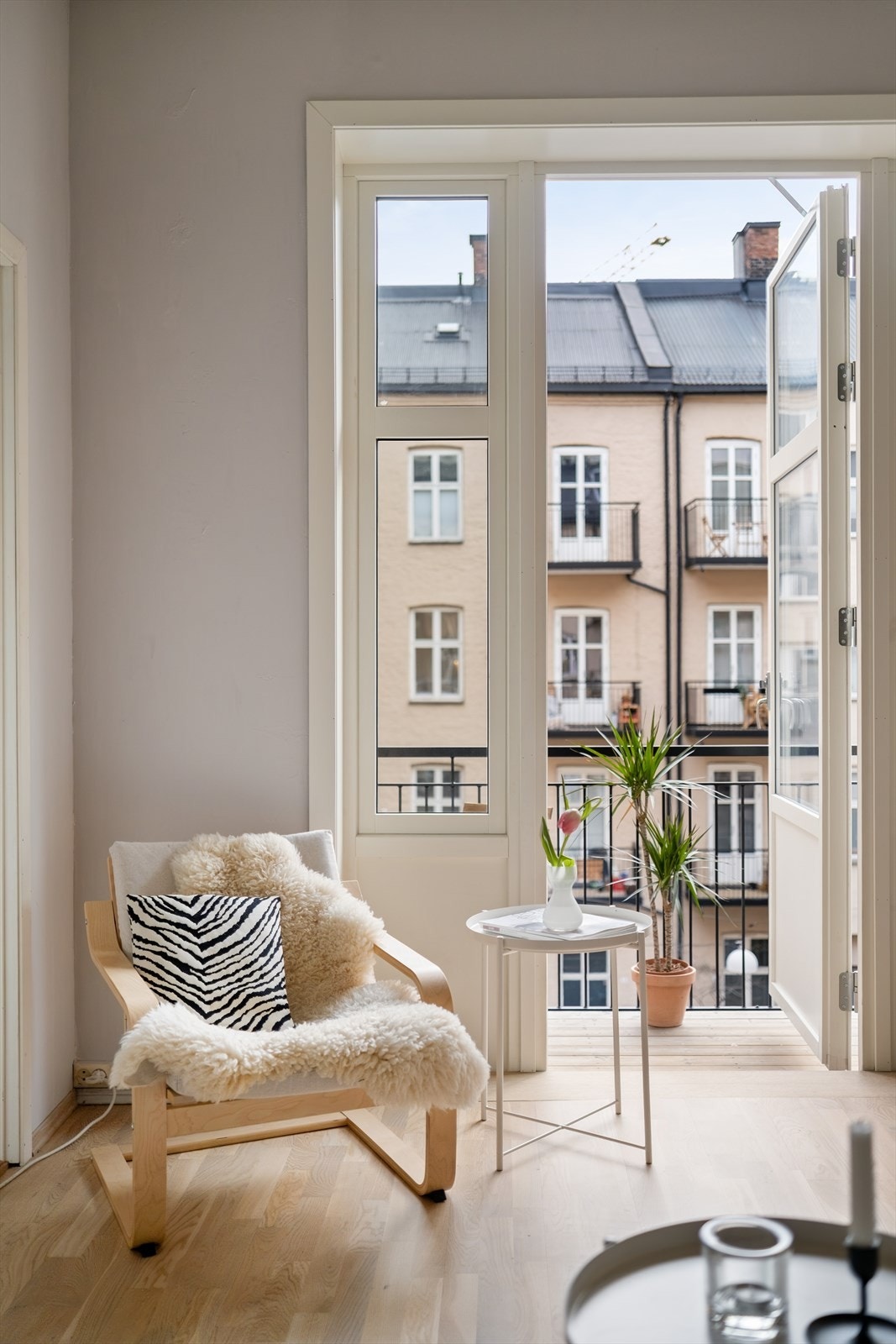 Utgang til balkong fra stuen. Galleribilde