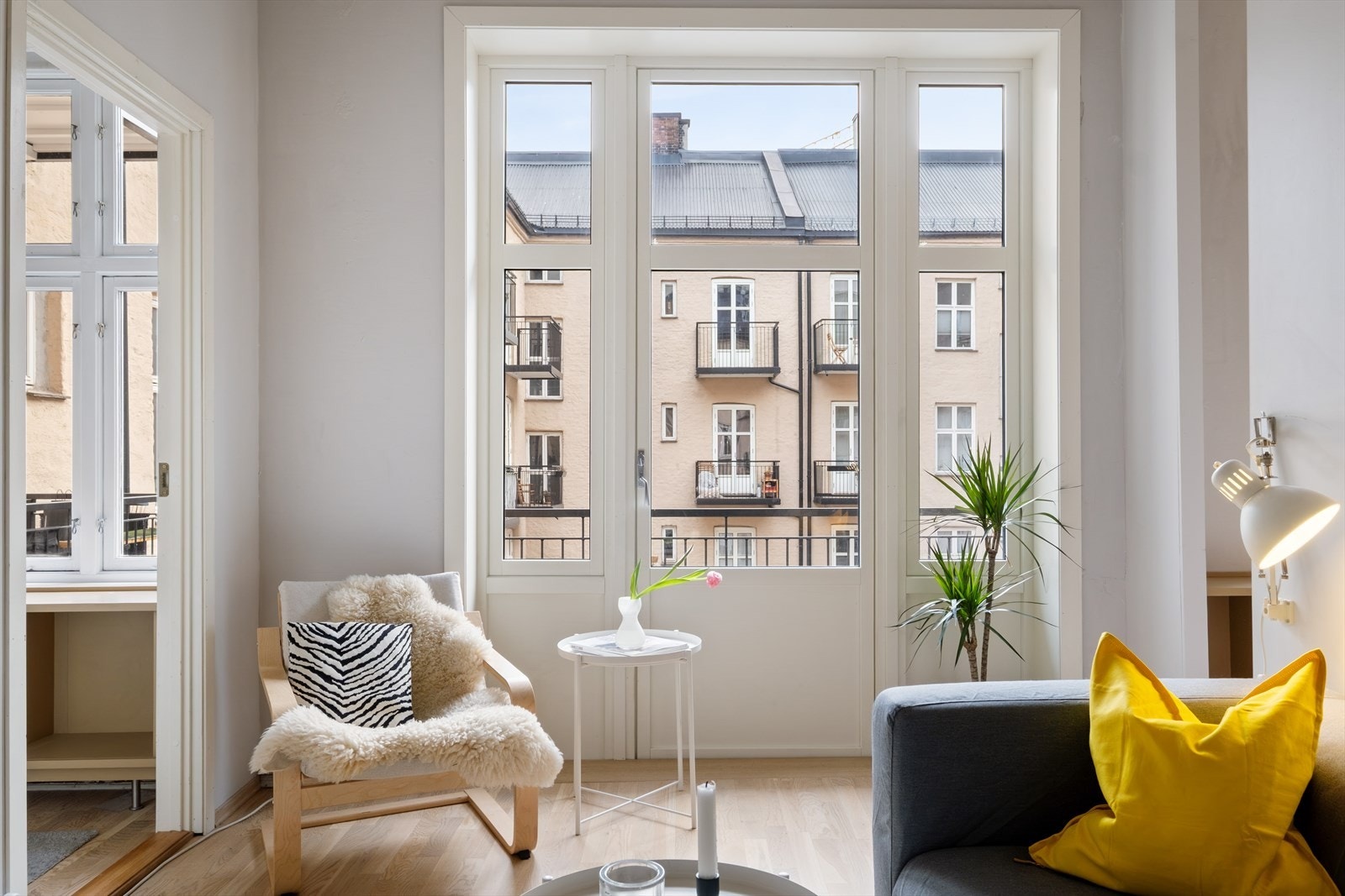 Nordvik v/Moestue har gleden av å presentere en lys og attraktiv 3R andelsleilighet med syd-østvendt balkong. Sentral og attraktiv beliggenhet i Sentrum. Husk visningspåmeldig! Foto: Rullende Fotograf AS. Galleribilde