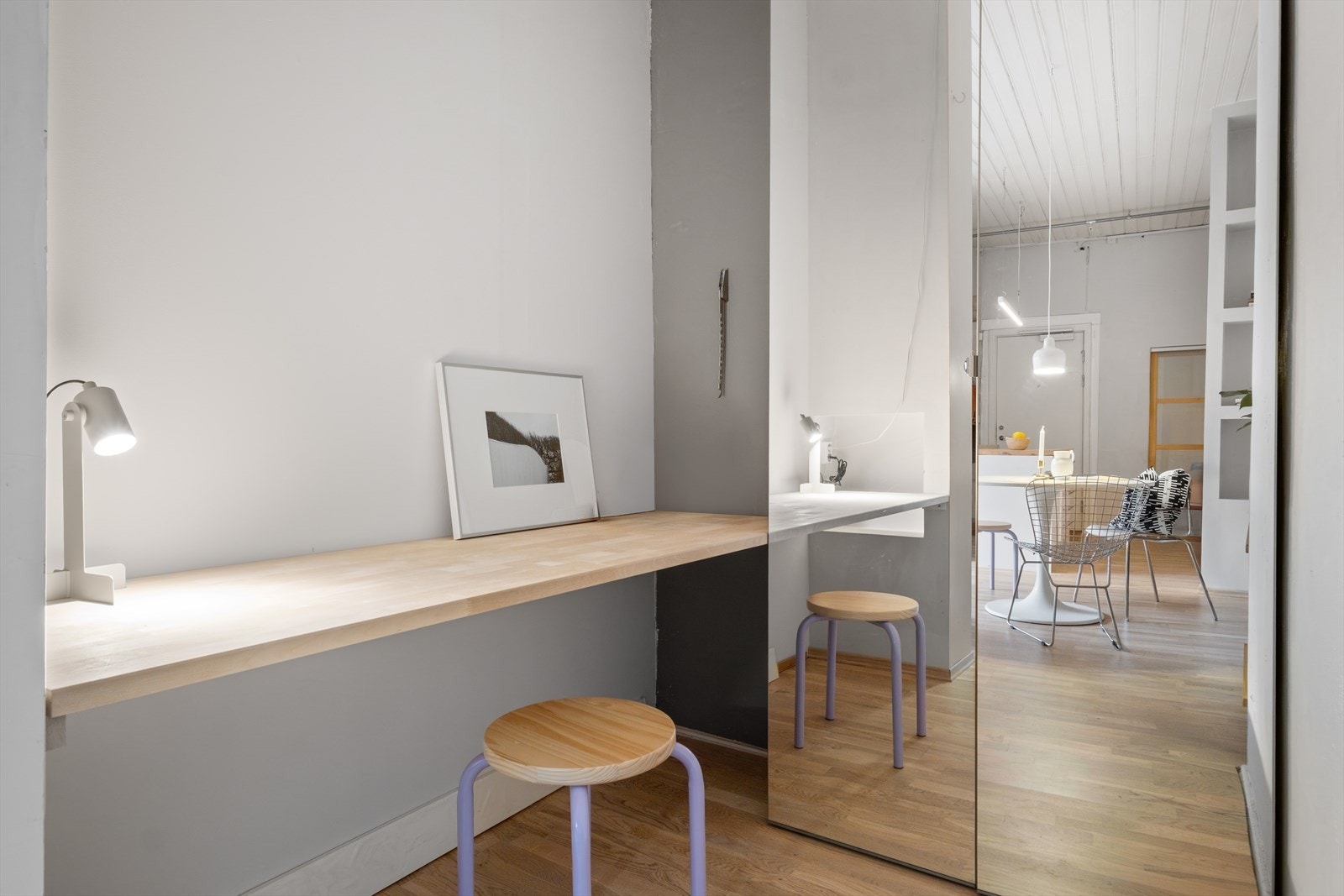 God plass til hjemmekontor og garderobeløsning. Galleribilde