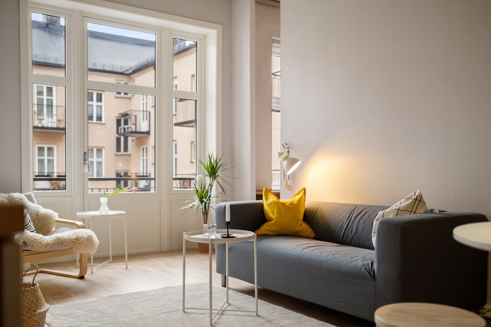 Store vindusflater som gir rikelig med luft og lys. Balkongdør og vinduer mot balkong er fra 2023. Galleribilde