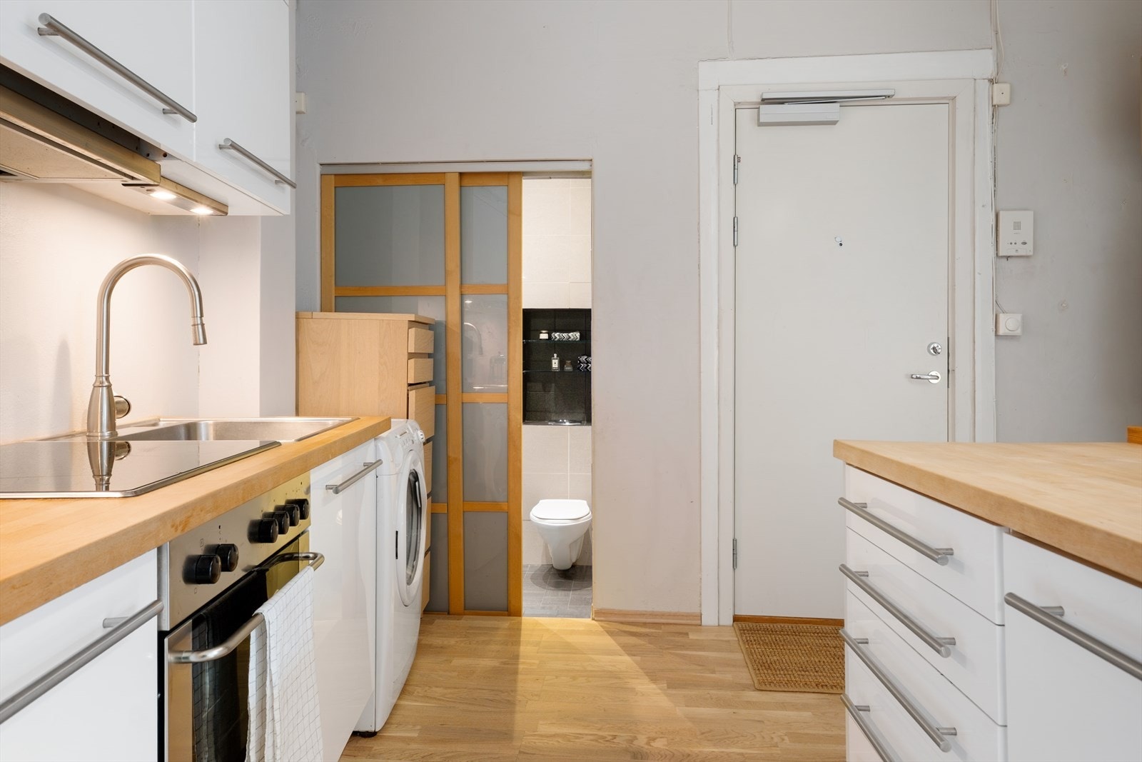 Det er opplegg for vaskemaskin på kjøkkenet. Galleribilde