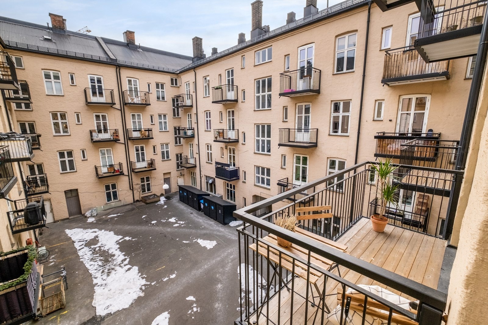 Syd-østvendt balkong på ca 3 kvm som vender mot rolig bakgård. Galleribilde