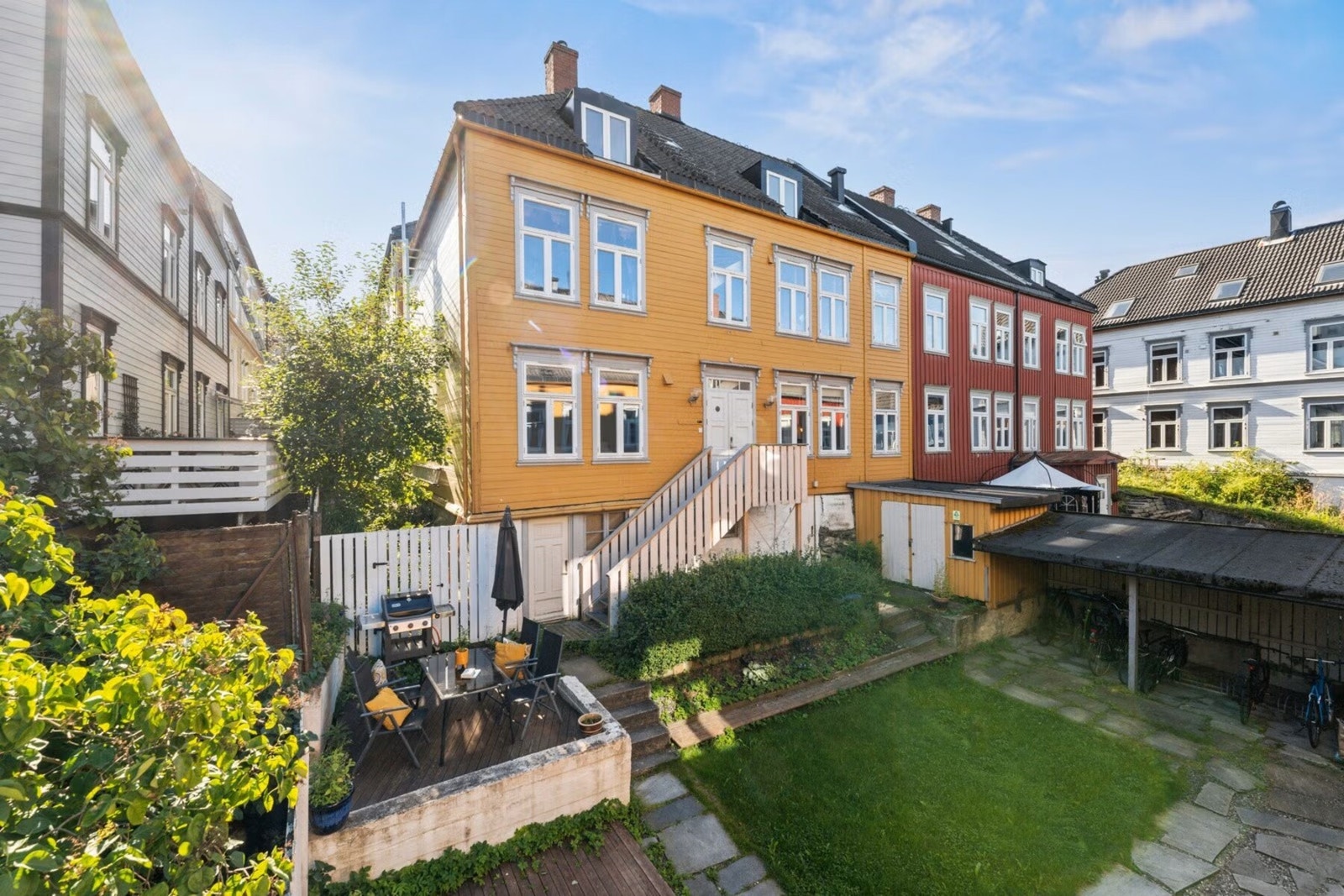 Sommerbilde av bakgården - en hyggelig bakgård hvor man kan nyte godværsdagene på sommerstid. Foto: Joakim Reinaas. Galleribilde