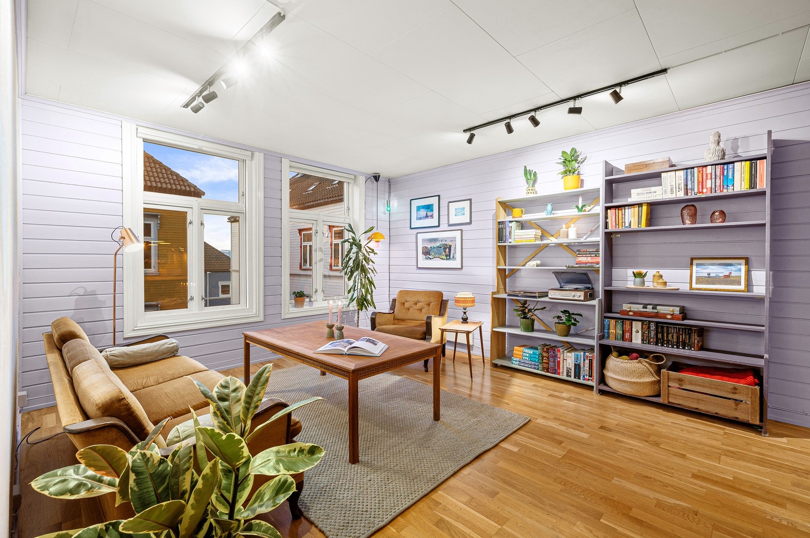 Det bør også nevnes at leiligheten ligger i en høy 1. etasje, i en bakgård trukket tilbake fra Øvre Møllenberg gate. Derfor oppleves leiligheten også svært privat. Galleribilde