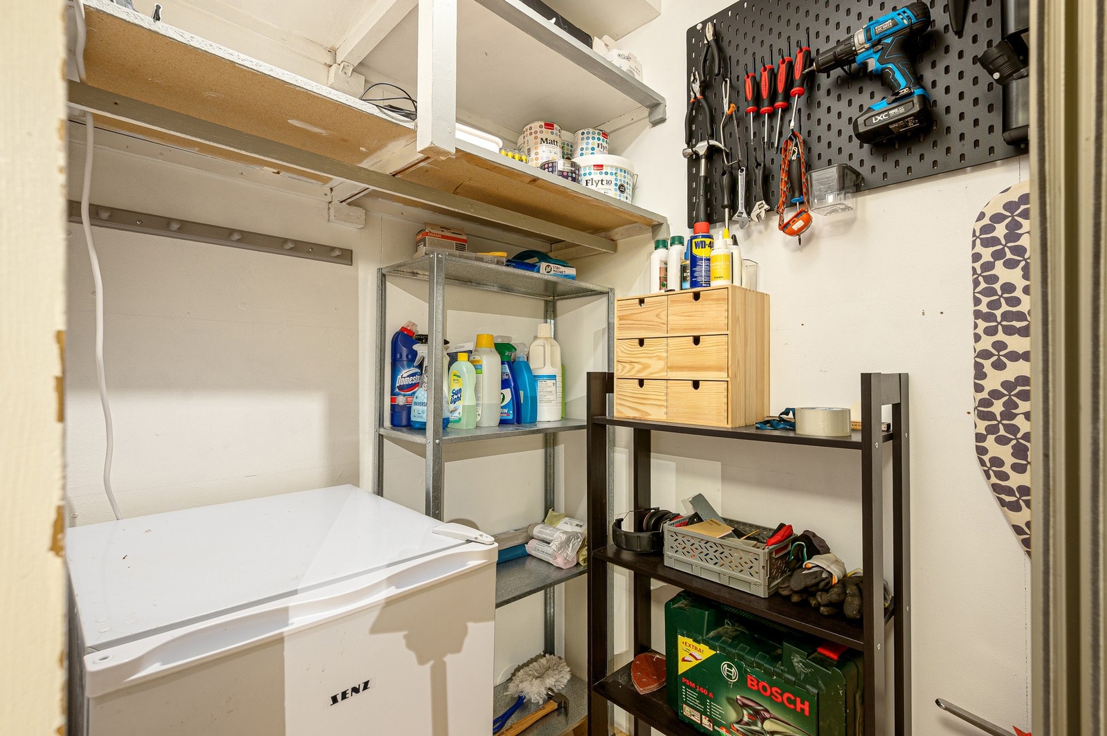 Svært praktisk løsning bak skyvedørsgarderoben i gangen - her har man plass til mye, og kan lage seg gode oppbevaringsløsninger. Stikk for el er det også, dersom man f.eks. ønsker en ekstra fryser lett tilgjengelig. Galleribilde