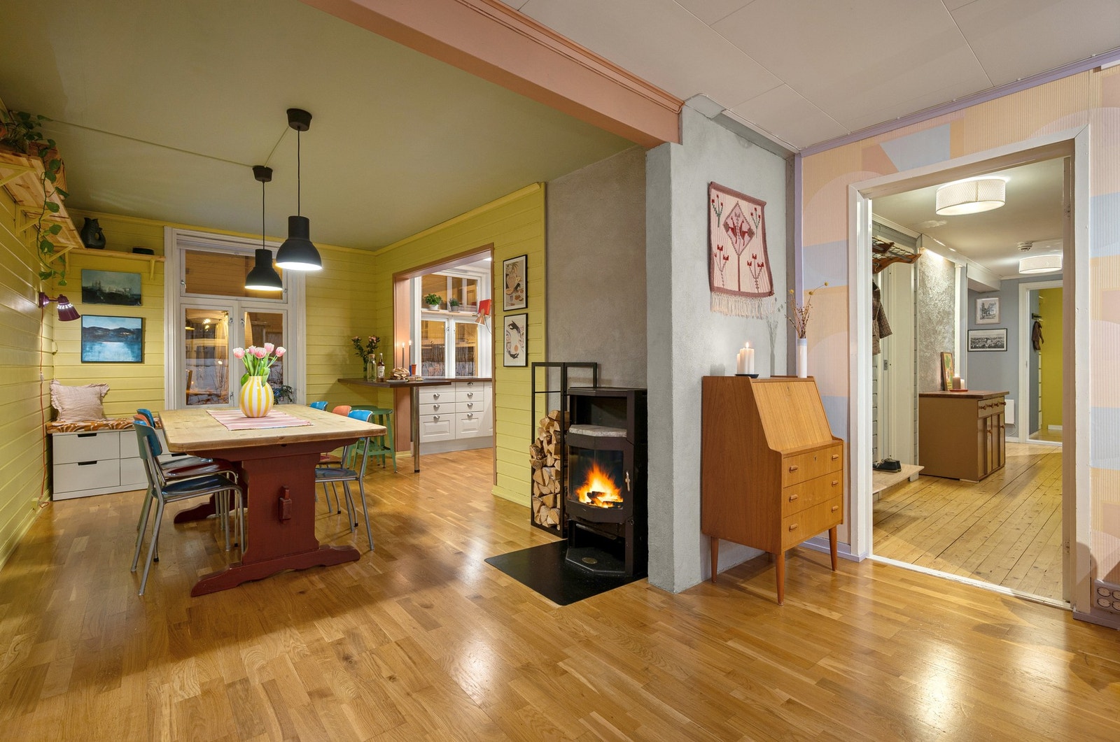 Alle soverommene er trukket tilbake i motsatt ende av leiligheten. Det er også en dør med glassfelt mellom gangen og stua. Galleribilde