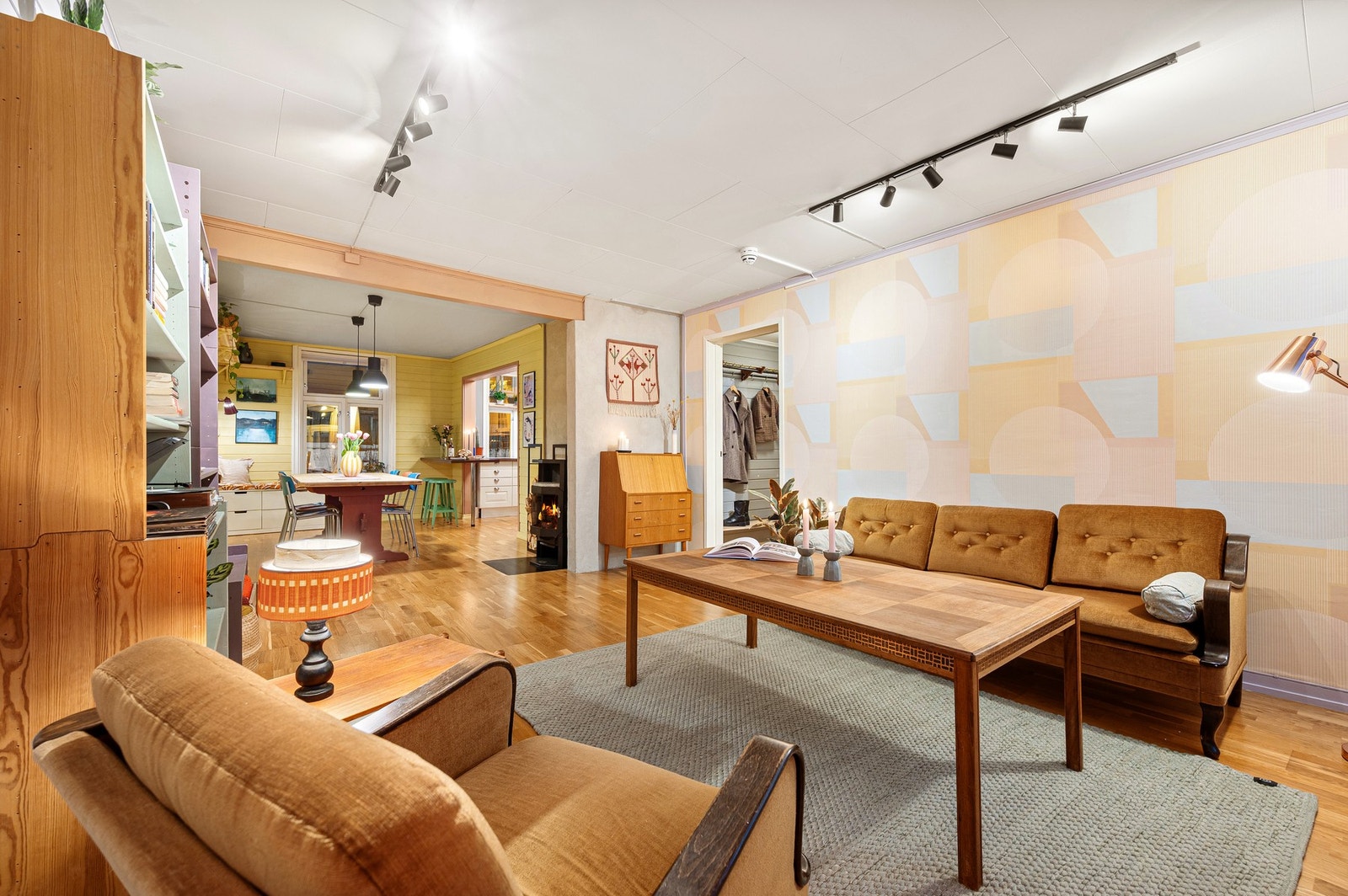 Legg også merke til at man i rommet har gjennomlys - vinduer på begge sider av rommet. Galleribilde