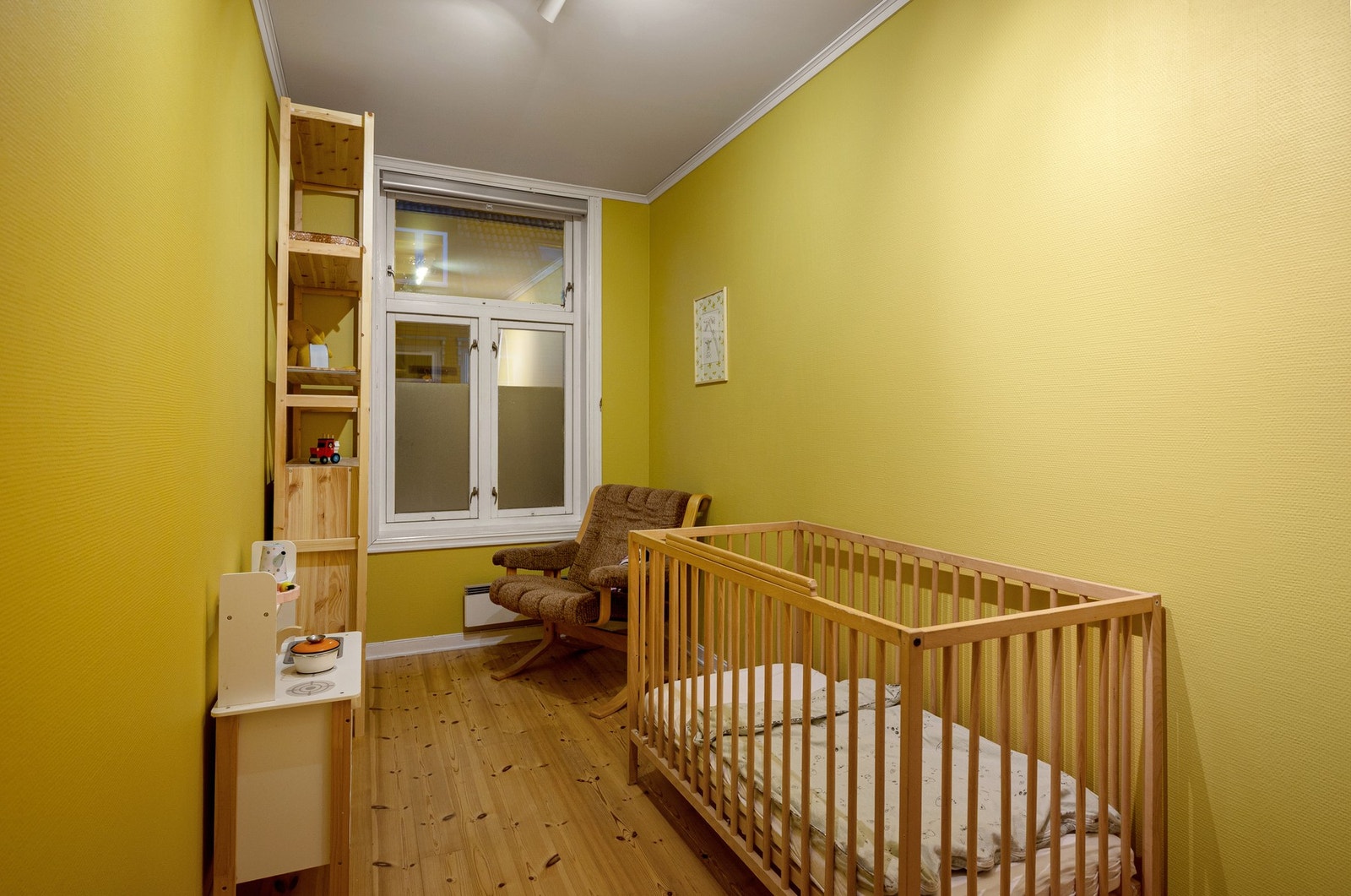 Det siste rommet som benevnes som "soverom", og som måler 8,1 m² er ikke byggemeldt/godkjent. Dette er omsøkt som en bod/arbeidsrom på tegninger fra 1992. Også her har man vindu - ut mot bakgården. Galleribilde