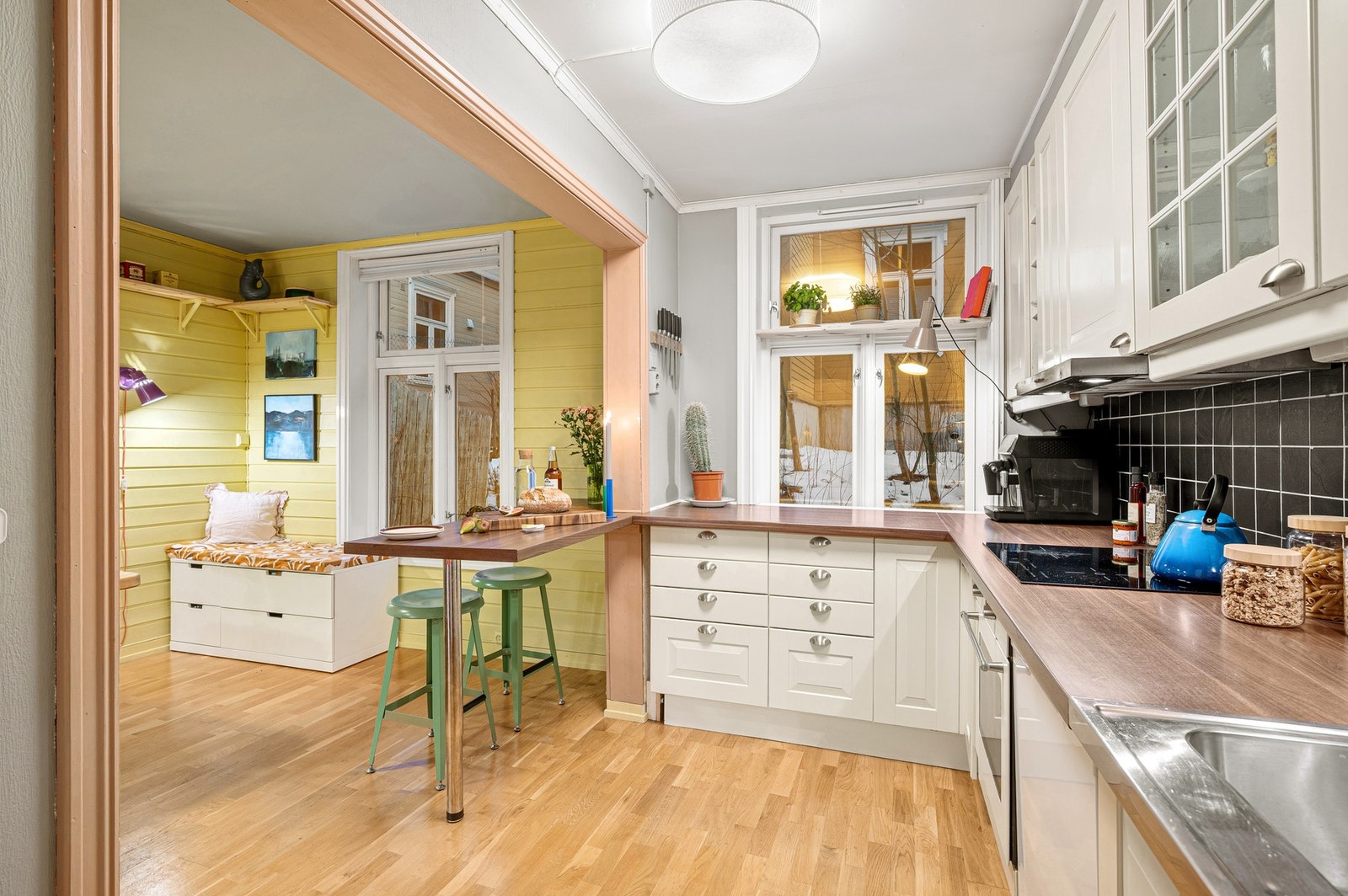 To vinduer i denne enden av rommet bidrar til godt med naturlig lysinnslipp. Kjøkkenet holder også en fin og tidløs standard - og har fått TG1 av takstmann. Galleribilde