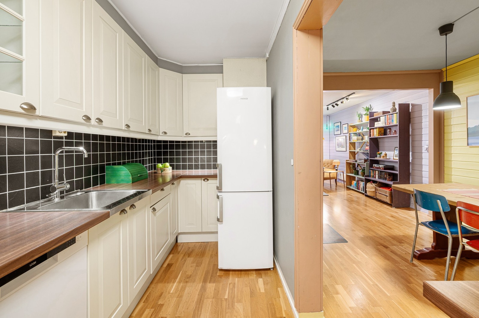 Det er også praktisk med en ekstra bred kjøkkenvask. Av hvitevarer finnes oppvaskmaskin, koketopp, ventilator, stekeovn og kombinert kjøl- og fryseskap. Alle hvitevarer på kjøkkenet følger av kjøpet. Galleribilde